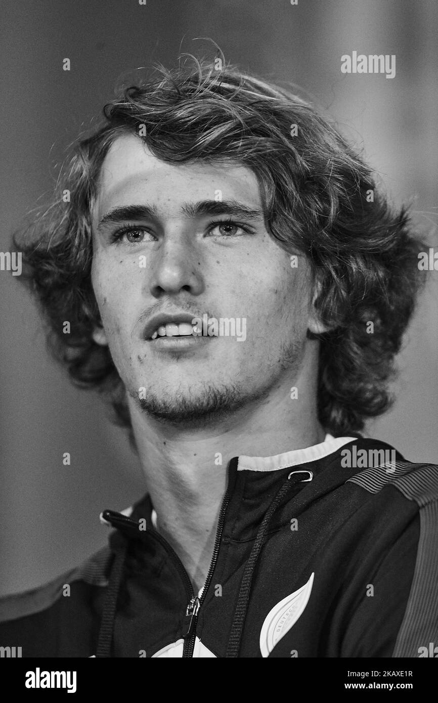(ANMERKUNG DER REDAKTION: Das Bild wurde in Schwarz-Weiß konvertiert) Alexander Zverev aus Deutschland nimmt an der offiziellen Ziehung vor dem Davis-Cup-Weltgruppenquartal zwischen Spanien und Deutschland am 5. April 2018 in Valencia, Spanien, Teil (Foto: David Aliaga/NurPhoto) Stockfoto