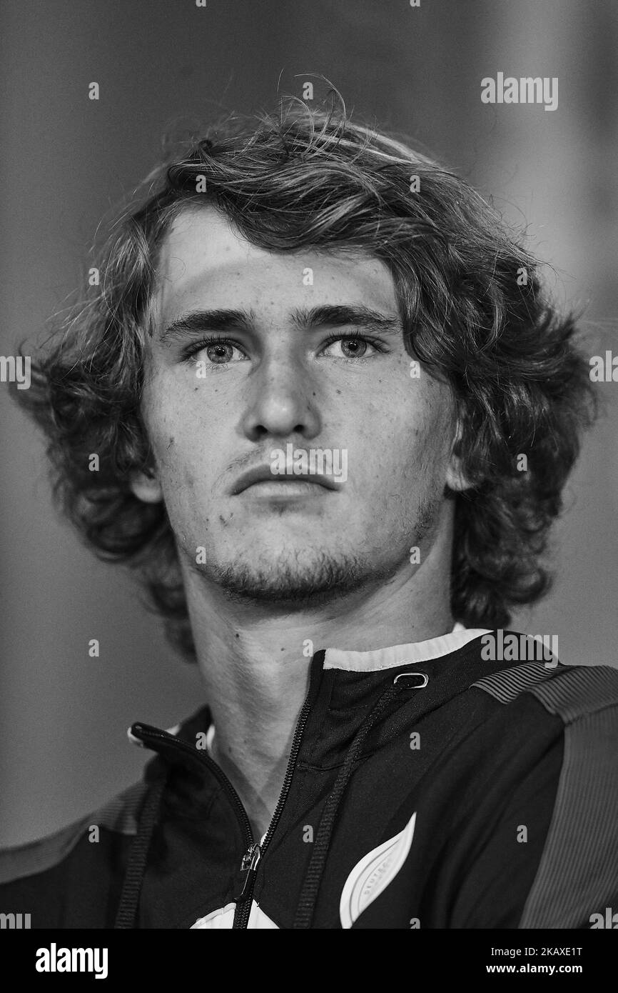 (ANMERKUNG DER REDAKTION: Das Bild wurde in Schwarz-Weiß konvertiert) Alexander Zverev aus Deutschland nimmt an der offiziellen Ziehung vor dem Davis-Cup-Weltgruppenquartal zwischen Spanien und Deutschland am 5. April 2018 in Valencia, Spanien, Teil (Foto: David Aliaga/NurPhoto) Stockfoto