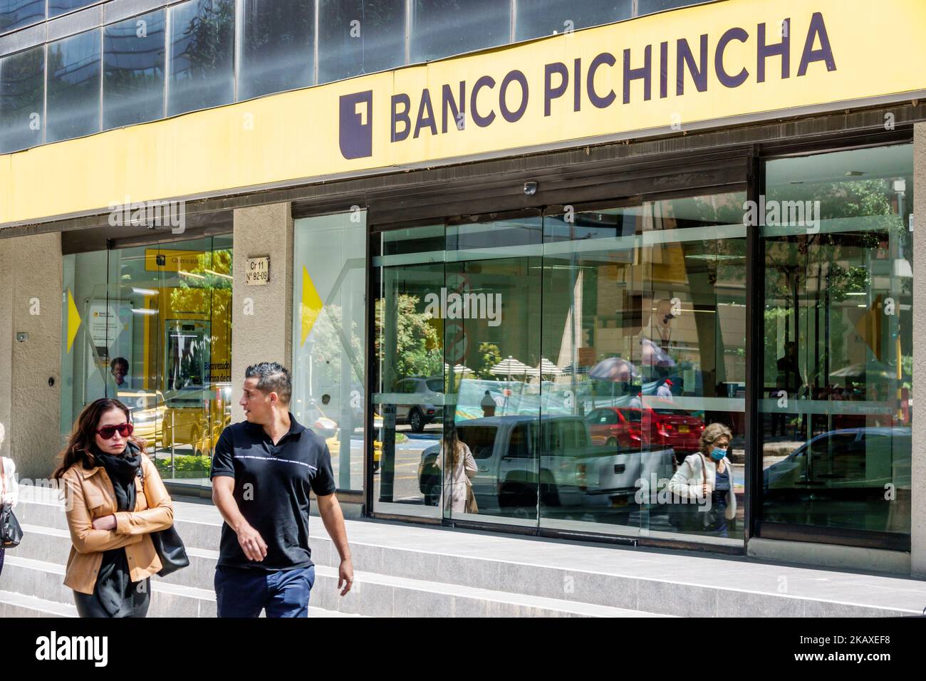 Bogota Kolumbien, El Chico Carrera 11, Männer Männer Frauen Frauen weibliche Paare Banco Pichincha Bank Bank, vor dem Außeneingang, Treffer Stockfoto