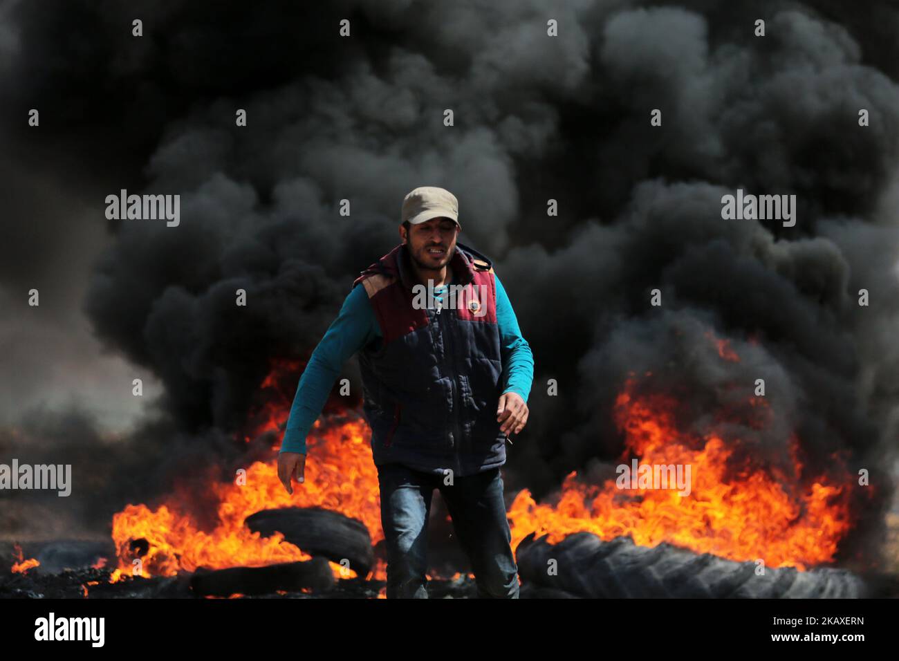 Palästinenser protestieren bei Zusammenstößen mit israelischen Oberkellern in der Nähe der Grenze zu Israel im Osten des Flüchtlingslagers Jabaliya im nördlichen Gazastreifen (06. April 2018, ausgestellt am 07. April 2018). Die palästinensische islamistische Gruppe Hamas rief am 06. April in der Nähe der Grenze zu Israel zu einem weiteren Protesttag auf, eine Woche nachdem 18 Palästinenser bei Zusammenstößen mit israelischen Streitkräften während eines marsches zur Grenze zum Gedenken an den jährlichen Landtag am 30. März getötet wurden. Die Demonstranten forderten, dass palästinensischen Flüchtlingen im Nahen Osten erlaubt werden sollte, in ihre angestammten Länder zurückzukehren, die derzeit israelischer Herkunft sind Stockfoto