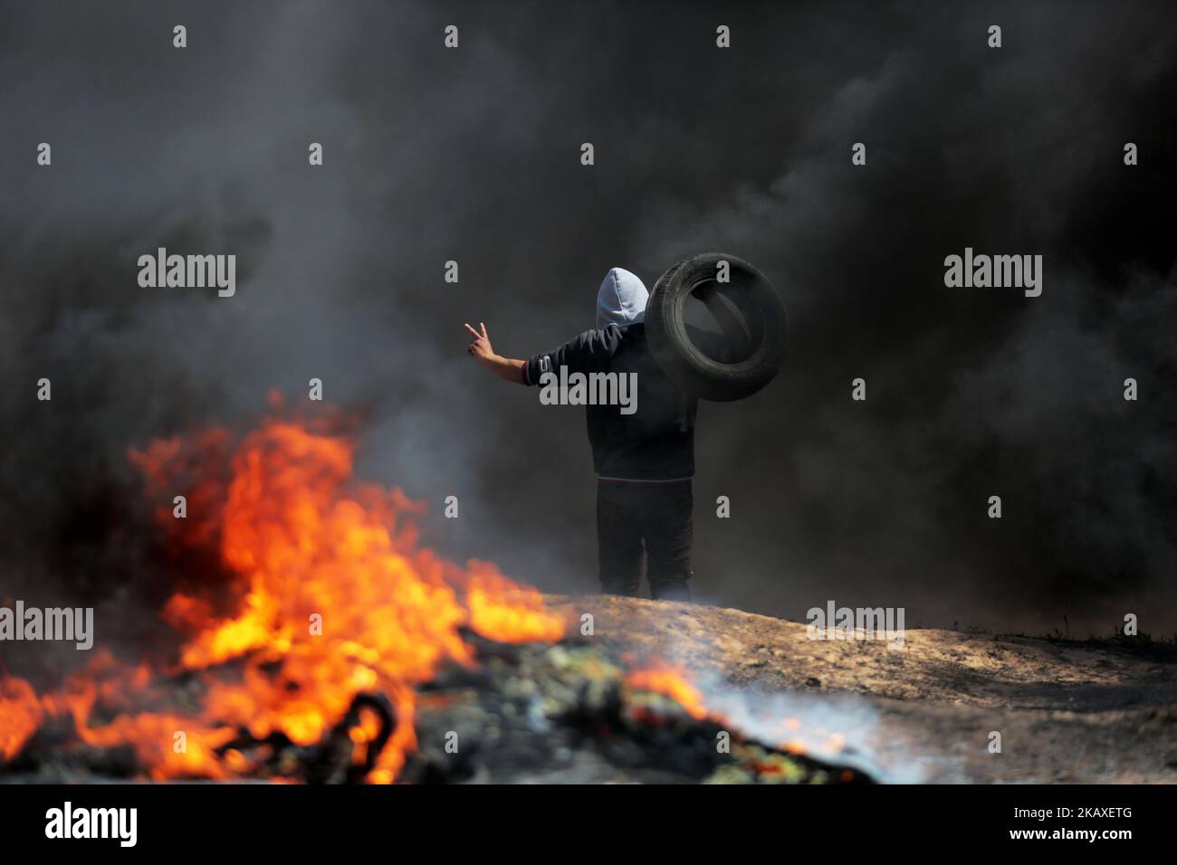 Palästinenser protestieren bei Zusammenstößen mit israelischen Oberkellern in der Nähe der Grenze zu Israel im Osten des Flüchtlingslagers Jabaliya im nördlichen Gazastreifen (06. April 2018, ausgestellt am 07. April 2018). Die palästinensische islamistische Gruppe Hamas rief am 06. April in der Nähe der Grenze zu Israel zu einem weiteren Protesttag auf, eine Woche nachdem 18 Palästinenser bei Zusammenstößen mit israelischen Streitkräften während eines marsches zur Grenze zum Gedenken an den jährlichen Landtag am 30. März getötet wurden. Die Demonstranten forderten, dass palästinensischen Flüchtlingen im Nahen Osten erlaubt werden sollte, in ihre angestammten Länder zurückzukehren, die derzeit israelischer Herkunft sind Stockfoto