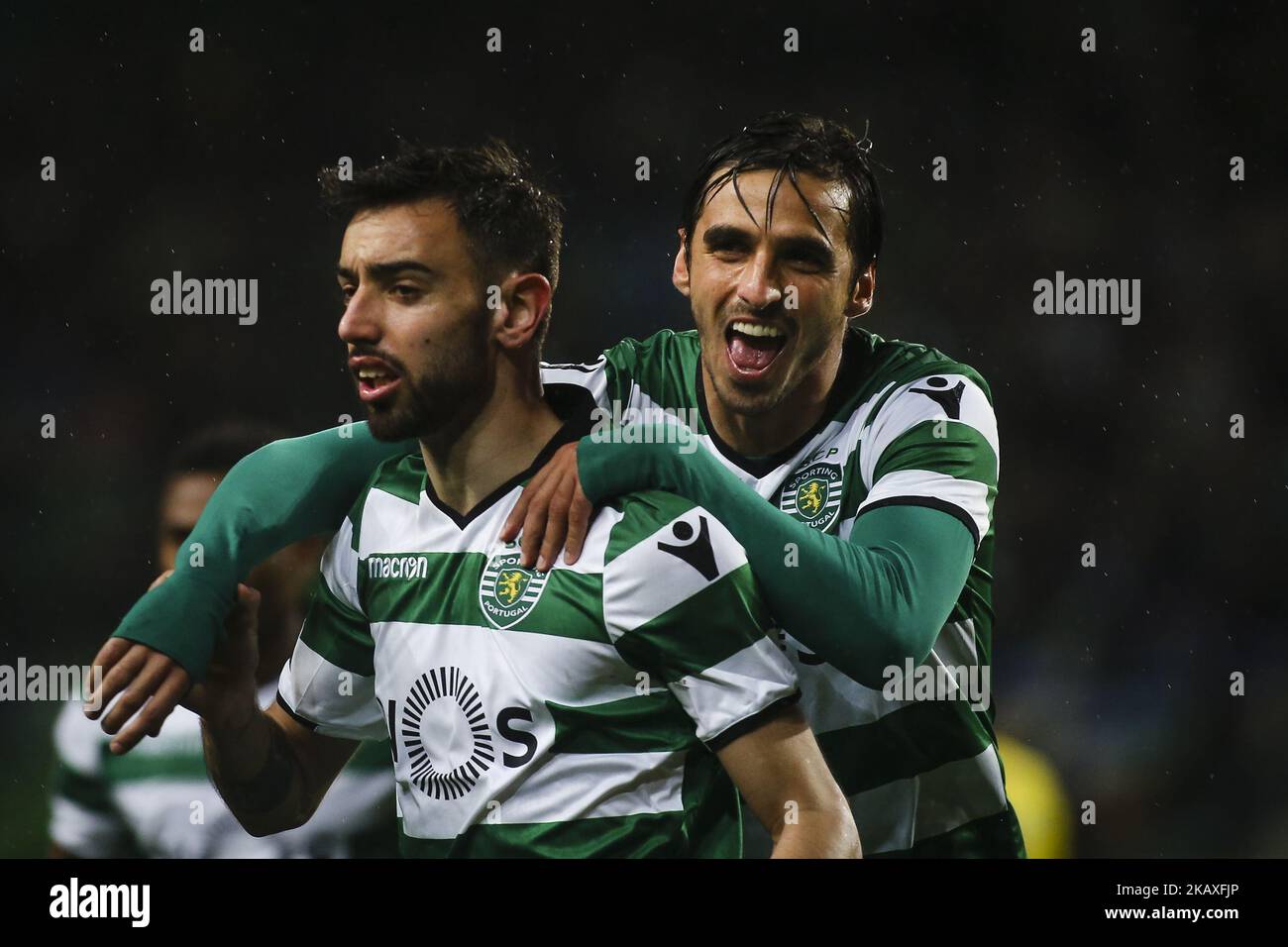 Der costaricanische Sporting-Stürmer Bryan Ruiz (R) feiert mit seinen Teamkollegen, nachdem er beim Fußballspiel der Portugiesischen Liga zwischen Sporting CP und FC Pacos Ferreira am 8. April 2018 im Alvalade-Stadion in Lissabon ein Tor erzielt hatte. (Foto von Carlos Costa/NurPhoto) Stockfoto