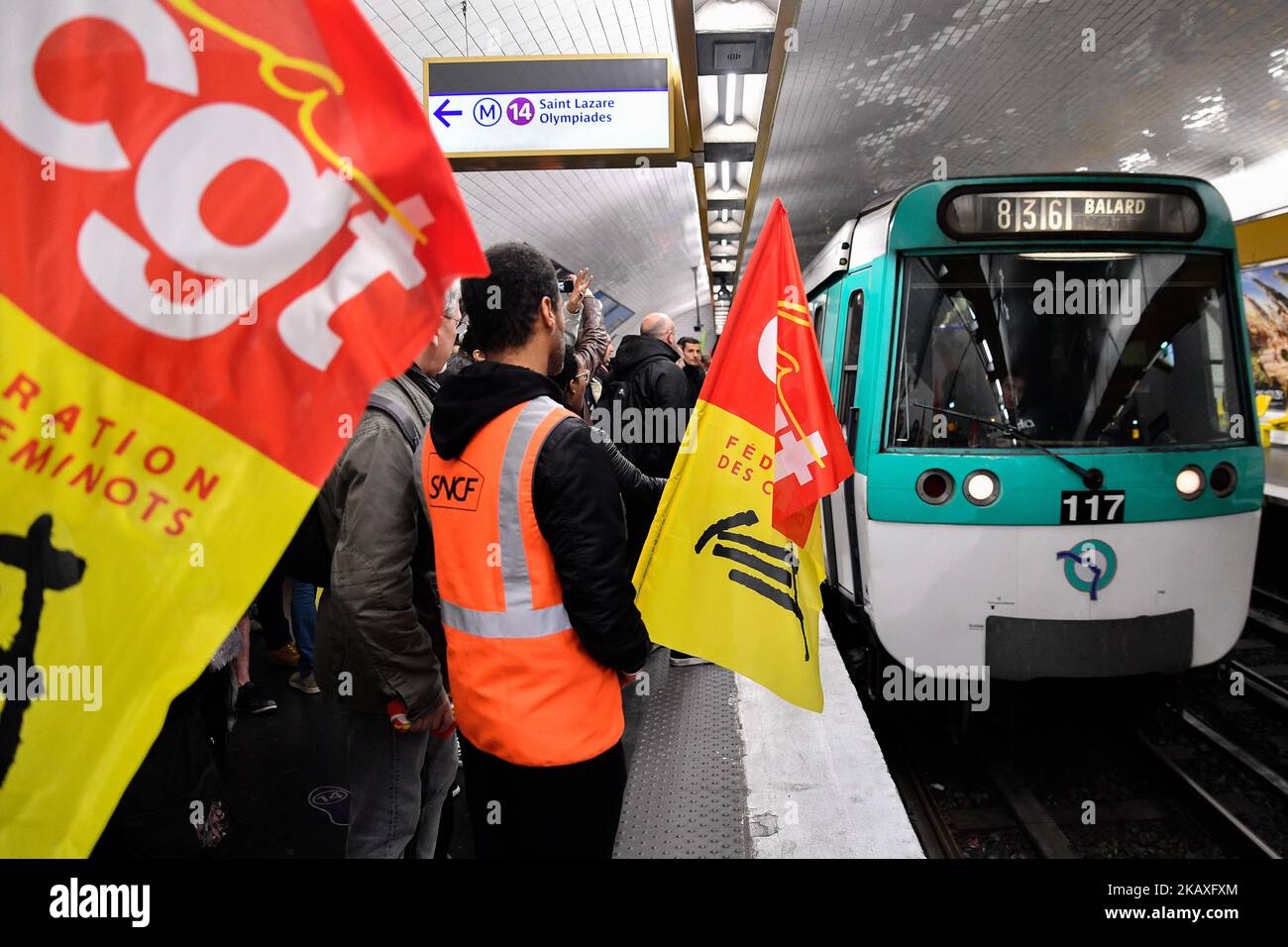 Die Eisenbahngewerkschaften versammelten sich am 09. April 2018 zu einer Genarla-Versammlung und einer schnellen Demonstration im Pariser Gare de Lyon gegen die Reform des Status der Eisenbahnarbeiter. (Foto von Julien Mattia/NurPhoto) Stockfoto