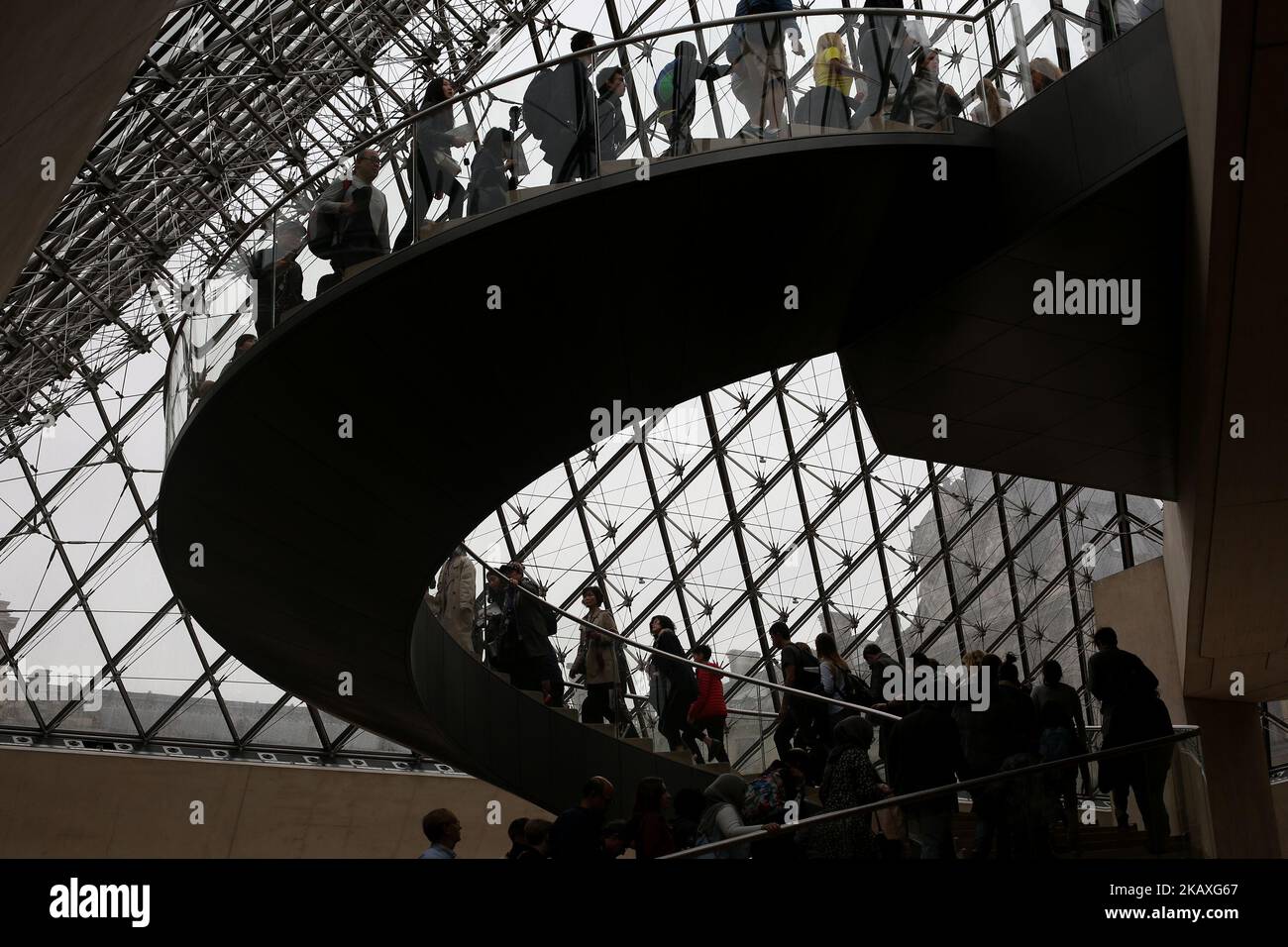 Besucher im Louvre Museum in Paris, am 9. April 2018. ( Foto von Pedro Fiuza/NurPhoto) Stockfoto