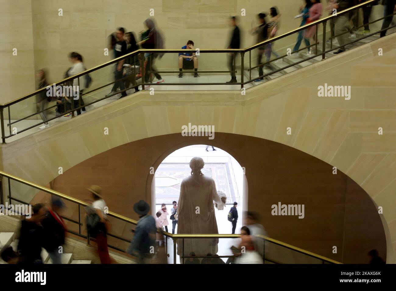 Besucher im Louvre Museum in Paris, am 9. April 2018. ( Foto von Pedro Fiuza/NurPhoto) Stockfoto