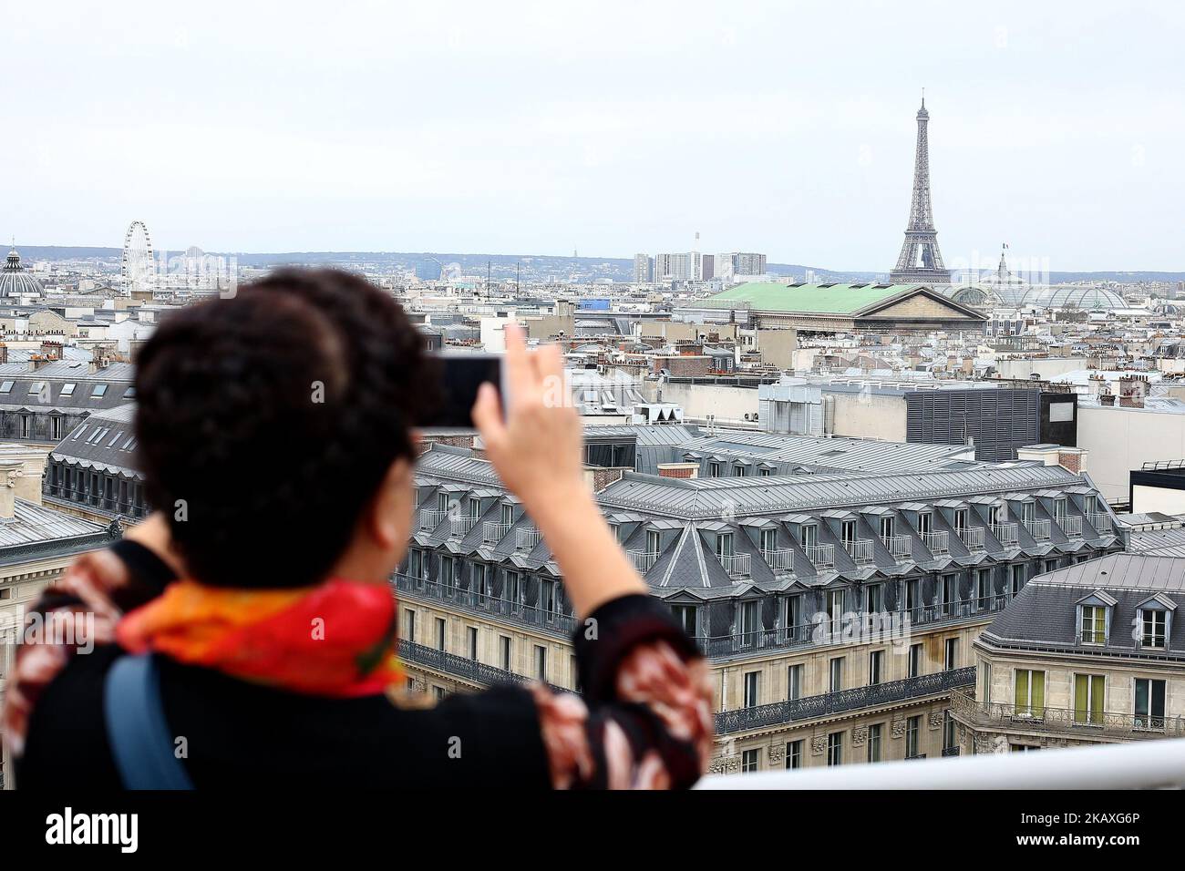 Ein Tourist fotografiert am 8. April 2018 den Eiffelturm in Paris. ( Foto von Pedro Fiuza/NurPhoto) Stockfoto