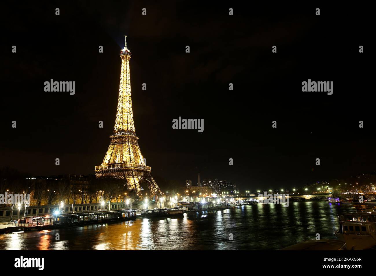 Der Eiffelturm wird am 8. April 2018 nachts in Paris gesehen. ( Foto von Pedro Fiúza/NurPhoto) Stockfoto