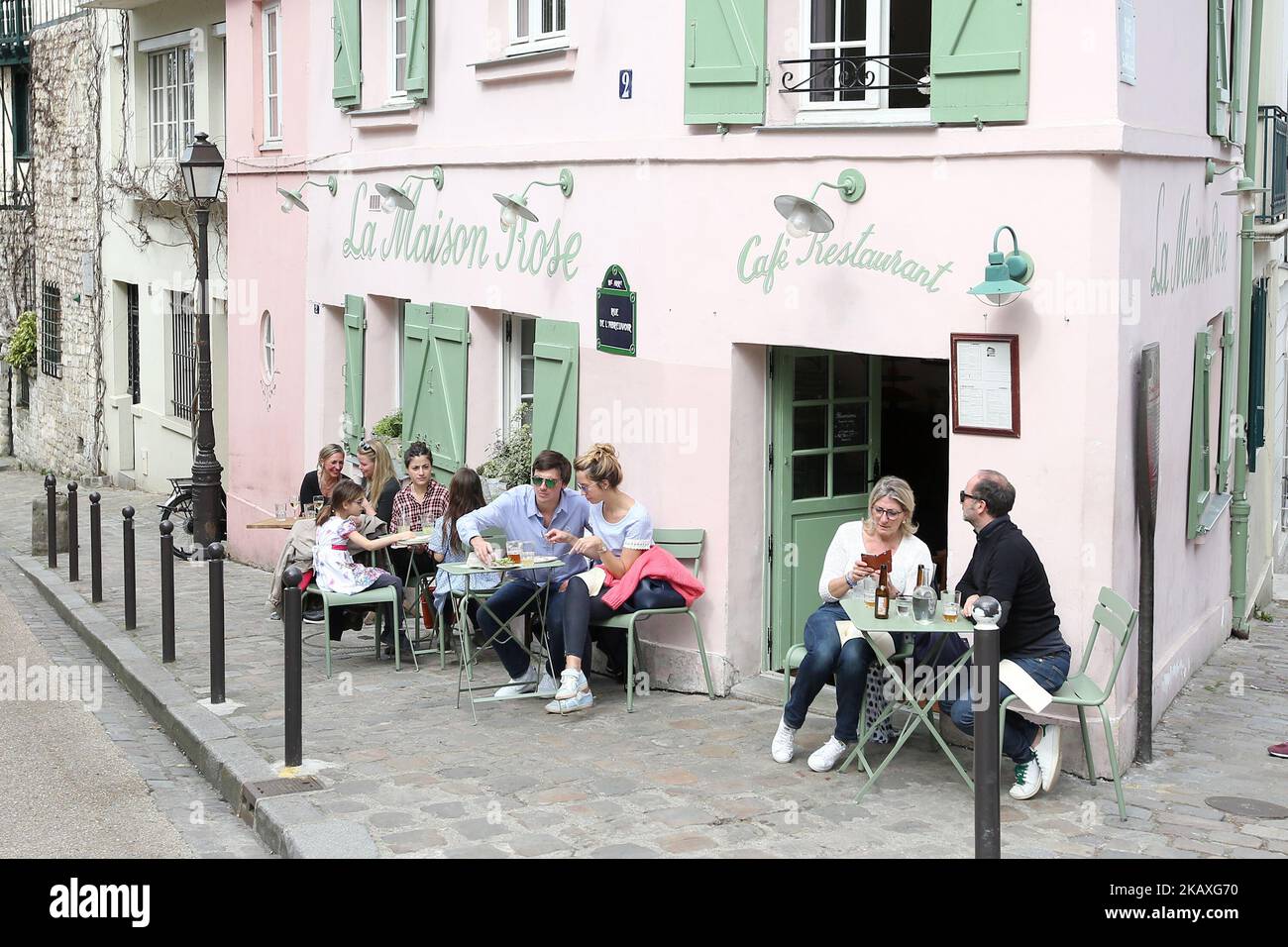 Touristen sitzen am 8. April 2018 in einem Restaurant am Montmartre in Paris. ( Foto von Pedro Fiuza/NurPhoto) Stockfoto