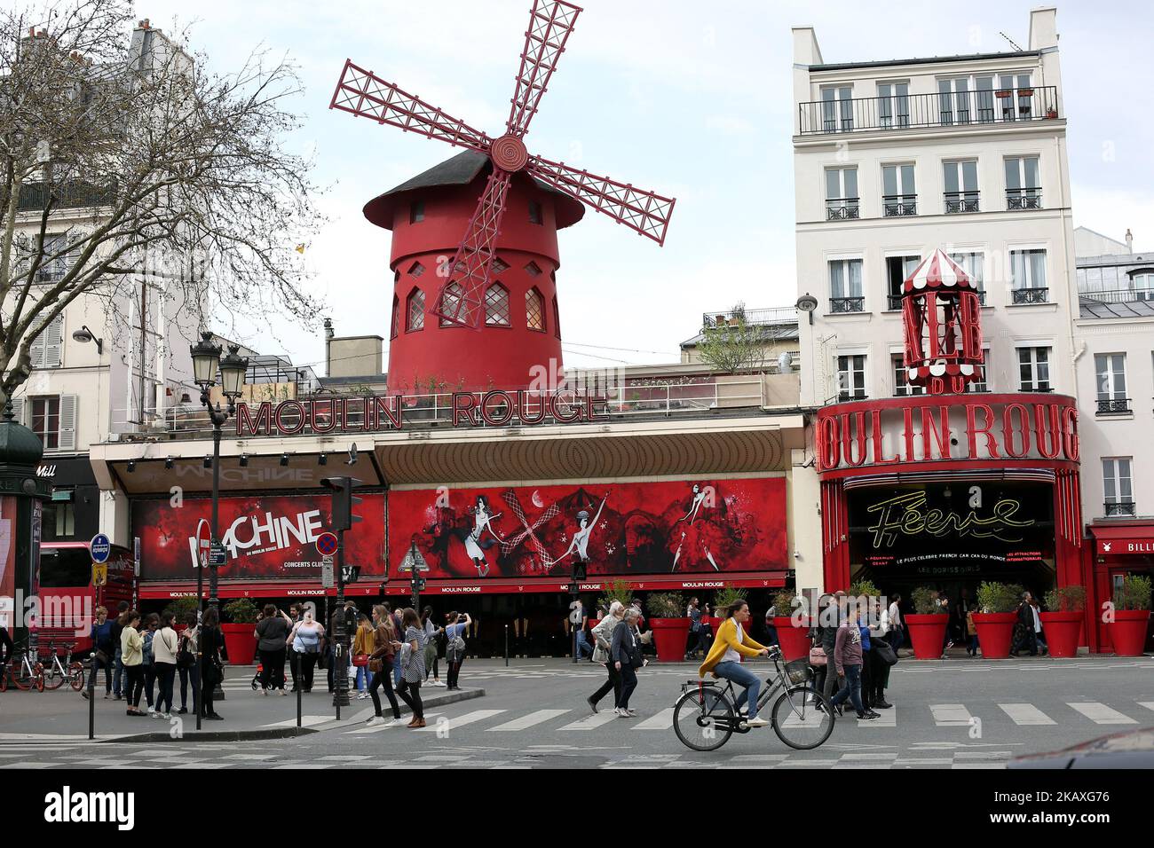 Am 8. April 2018 laufen die Menschen am Moulin Rouge in Montmartre, Paris, vorbei. ( Foto von Pedro Fiuza/NurPhoto) Stockfoto