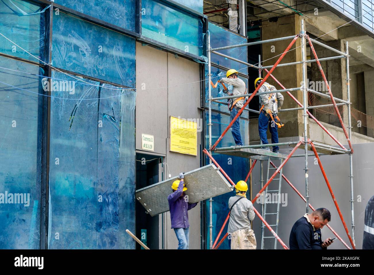 Bogota Kolumbien,El Chico Carrera 11,Mann Männer männlich,vor dem äußeren Vordereingang,Angestellte Angestellte Arbeiter Arbeiter arbeiten Arbeit Arbeitsplatz Job Jobs sta Stockfoto
