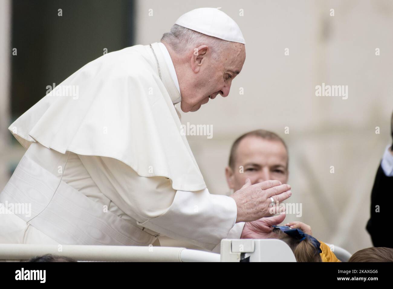 Papst Franziskus segnet ein Spielzeugauto eines Kindes, als er am Mittwoch, den 11. April 2018, zu seiner wöchentlichen Generalaudienz auf dem Petersplatz im Vatikan ankommt. ( (Foto von Massimo Valicchia/NurPhoto) Stockfoto
