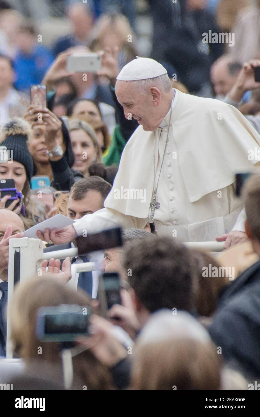 Papst Franziskus erhält von einem Pilger einen Brief bei seiner Ankunft auf dem Petersplatz im Vatikan für seine wöchentliche Generalaudienz am Mittwoch, den 11. April 2018. (Foto von Massimo Valicchia/NurPhoto) Stockfoto