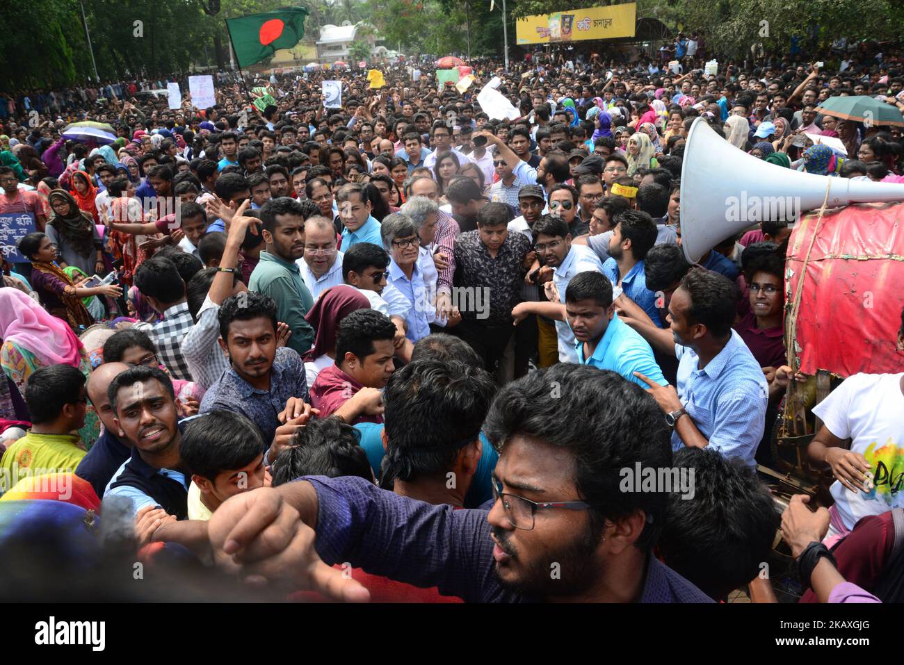 Am 11. April demonstrierten Studenten der Universität von Bangladesch in Dhaka, Bangladesch, gegen Quoten für bestimmte Gruppen von Menschen, die in Regierungsarbeit arbeiten. 2018.Mehr als zehntausende Universitätsstudenten marschierten am 11. April in Städten in Bangladesch bei einem der größten Proteste, denen Premierminister Sheikh Hasina in ihrem Jahrzehnt an der Macht gegenüberstand. Studenten, die gegen eine kontroverse Politik kämpfen, die Regierungsjobs für Sondergruppen beiseite lässt, haben sich zu Massenprotesten zusammengeschlossen, die in Bangladesch selten in einem solchen Ausmaß zu beobachten sind. (Foto von Mamunur Rashid/NurPhoto) Stockfoto