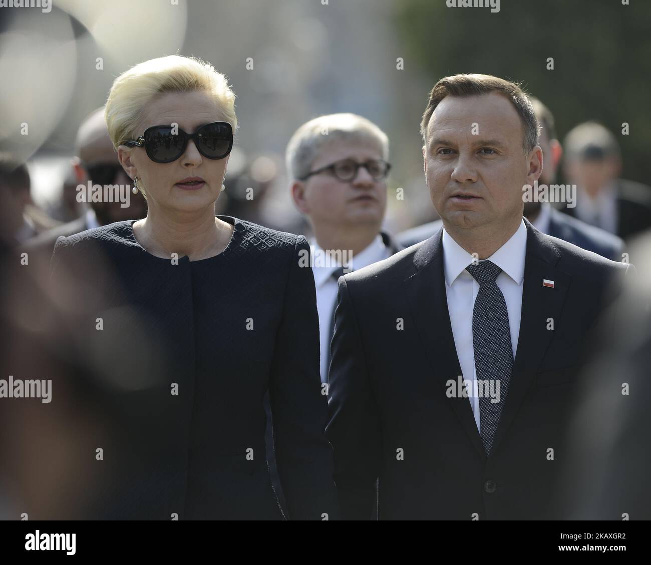 Der Vordenker Andrzej Duda und seine Frau Agata Kornhauser-Duda werden während der Kranzniederlegung der Opfer des Smolensk-Sturzes am 10. April 2018 auf dem Powazki-Militärfriedhof in Warschau, Polen, gesehen. (Foto von Jaap Arriens/NurPhoto) Stockfoto