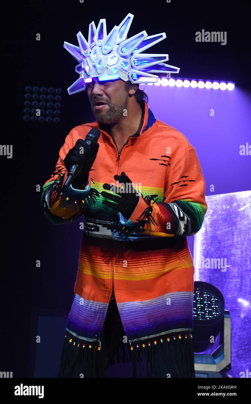 Der britische Sänger Jay Kay von der Jamiroquai-Band tritt während eines Konzerts in der Arena CDMX im Rahmen der Automaton Tour am 10. April 2018 in Mexiko-Stadt, Mexiko, auf der Bühne auf (Foto: Carlos Tischler/NurPhoto) Stockfoto