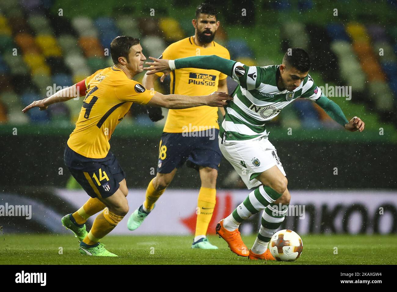 Rodrigo Battaglia (R), der argentinische Sporting-Stürmer von Atletico Madrid, steht während des Europa League-Fußballspiels zwischen Sporting CP und Atletico Madrid am 12. April 2018 im Jose Alvalade-Stadion in Lissabon vor dem Mittelfeldspieler Gabi (L). (Foto von Carlos Costa/NurPhoto) Stockfoto