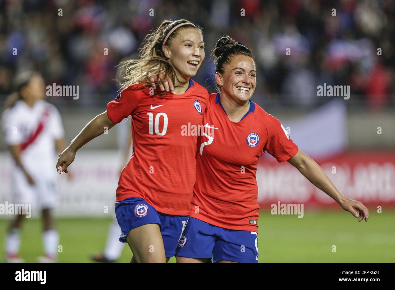 Yanara Aedo und Maria Josa Alondra Rojas Pino aus der chilenischen Fußballnationalmannschaft feiern in der ersten Phase ein Tortreffer und qualifizieren sich am 12. April 2018 im Estadio La Portada in La Serena, Chile, für das Halbfinale des American Cup-Spiels der Frauen 2018 zwischen Chile und Peru. Chile gewann 5-0.(Foto: Pablo Rojas Madariaga/NurPhoto) Stockfoto