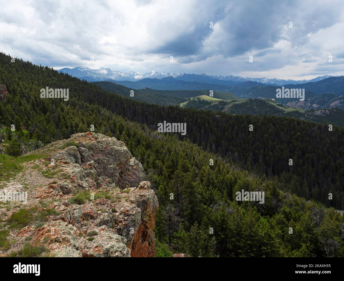 Schneebedeckte Berge der Absaroka Range vom Dead Indian Summit Overlook, Chief Joseph Scenic Highway, Wyoming, USA, Juli 2019 Stockfoto