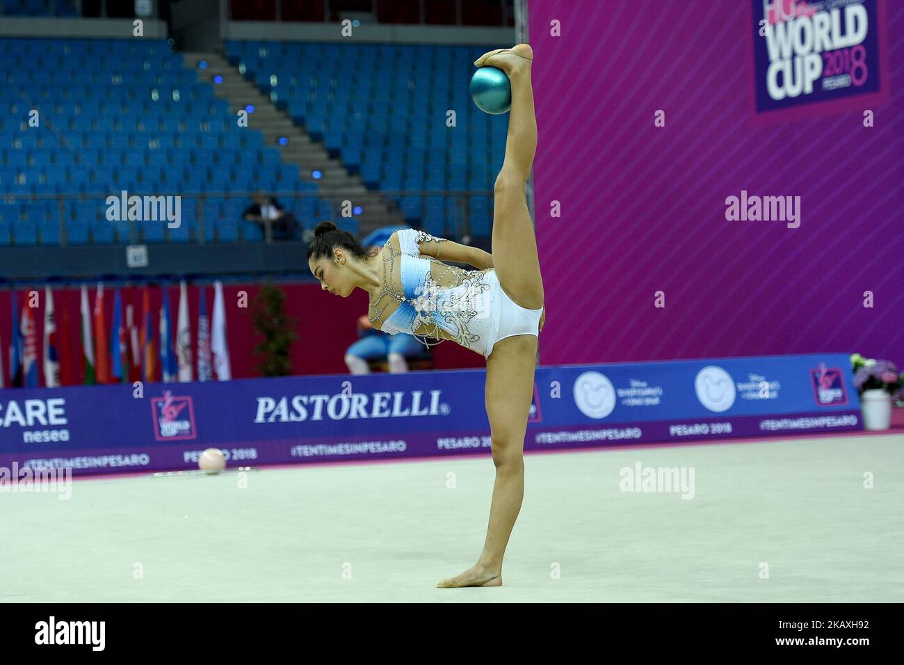 Rhythmische Turnerin Alexandra Agiurgiuculese aus Italien führt ihre Ballroutine während des FIG 2018 Rhythmic Gymnastics World Cup in der Adriatic Arena am 13. April 2018 in Pesaro, Italien, durch. (Foto Franco Romano/NurPhoto) Stockfoto