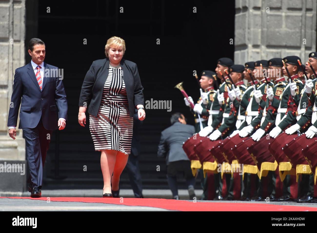 Die mexikanische Präsidentin Enrique Pena Nieto (R) und die norwegische Premierministerin Erna Solberg sprachen während ihrer Begrüßungszeremonie im Nationalpalast in Mexiko-Stadt, Mexiko, am 12. April 2018. (Foto von Carlos Tischler/NurPhoto) Stockfoto