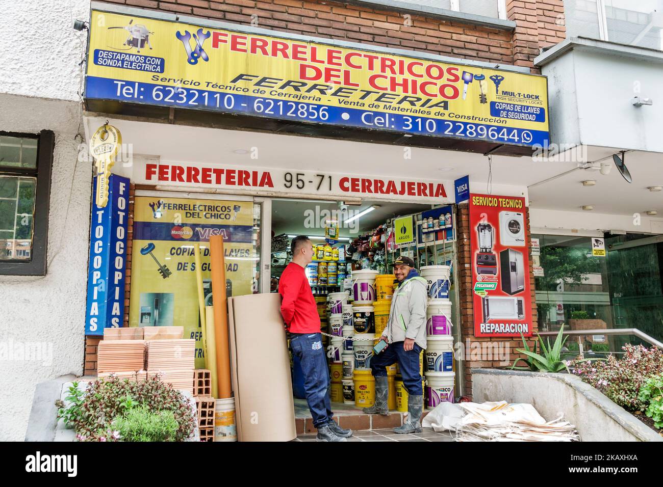 Bogota Kolumbien,El Chico Carrera 11,Ladengeschäfte Geschäft Geschäfte Markt Märkte Marktplatz Verkauf Einkaufen Einkaufen, Mann Männer männlich outsid Stockfoto