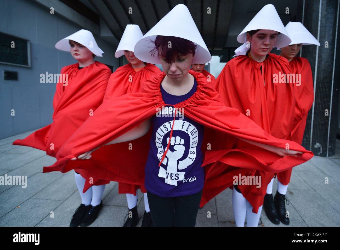 Rosa-Aktivisten, die als „Handmaids“ gekleidet waren, während einer Kundgebung für Gleichheit, Freiheit und Wahl, die von ROSA - einer irischen Sozialistischen Feministischen Bewegung in der Liberty Hall in Dublin, Irland, am 14. April 2018 organisiert wurde. (Foto von Artur Widak/NurPhoto) Stockfoto