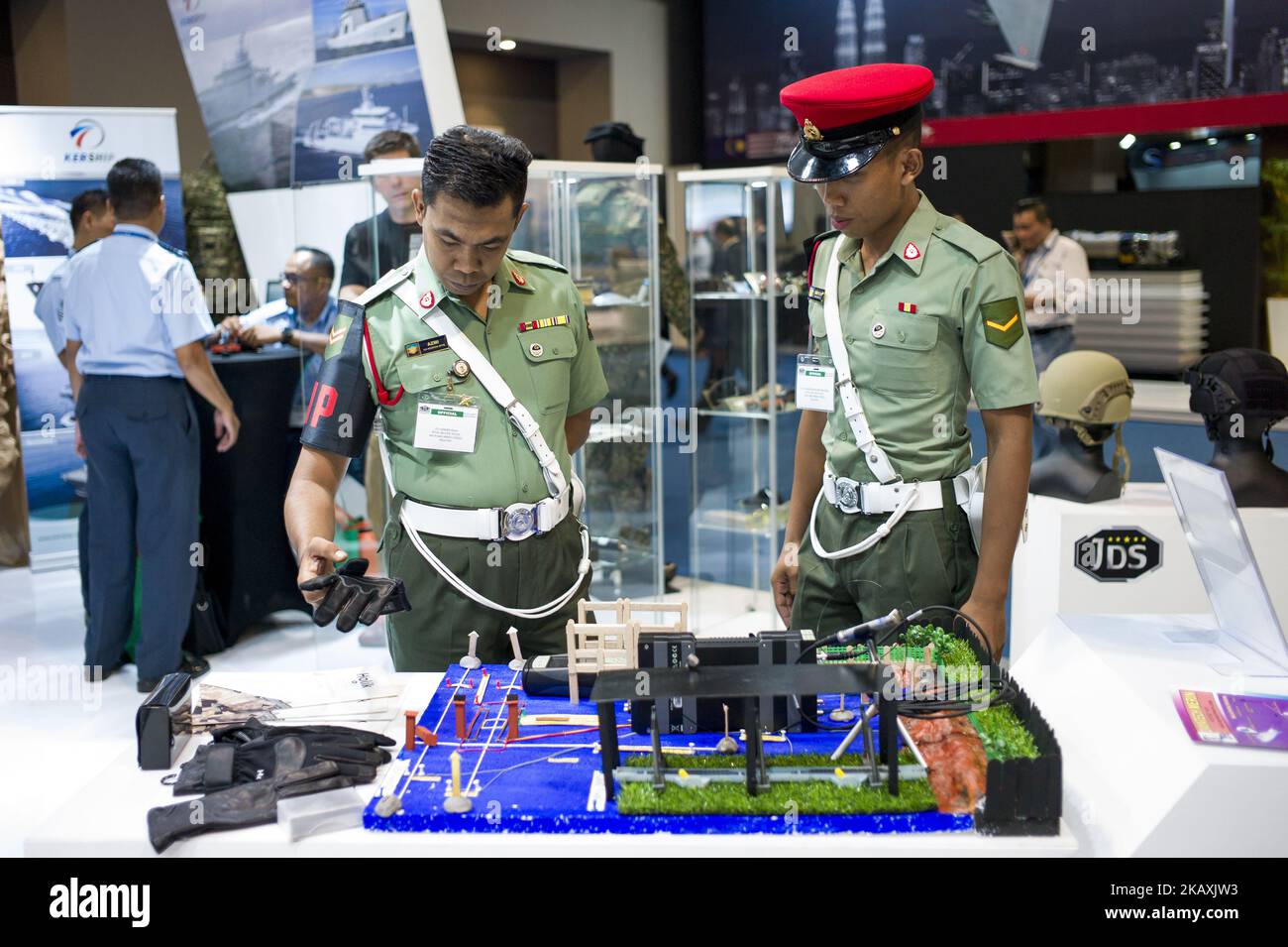 Malaysische Militärpolitiken, aufgenommen während der Ausstellung Defence Services Asia (DSA) 2018 16. im MITEC (Malaysia International Trade & Exhibition Centre) in Kuala Lumpur, Malaysia, am 18. April 2018. Die DSA 2018 (Defence Service Asia Exhibition) ist die 5 größten Verteidigungsmessen der Welt. 1.500 Unternehmen aus 60 Nationen und rund 42.000 Fachbesucher aus aller Welt nahmen an der Ausstellung Teil. Die DSA 2018 findet bis zum 19. April statt. (Foto von Chris Jung/NurPhoto) Stockfoto