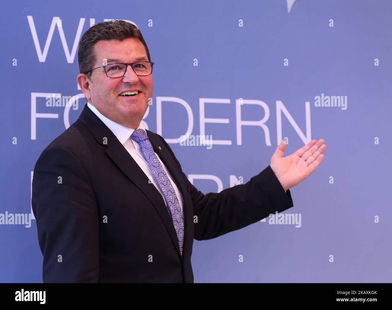 Der bayerische Wirtschaftsminister Franz Josef Pschierer von der Christlich-Sozialen Union (CSU) posiert für ein Foto mit einem blühenden Kirschbaum im Hintergrund am 20. April 2018 in München. Der bayerische Wirtschaftsminister Franz Josef Pschierer von der Christlich-Sozialen Union (CSU) überreichte gemeinsam mit dem Vorstand der LfA Förderbank die Bilanz des Jahres 2017. (Foto von Alexander Pohl/NurPhoto) Stockfoto