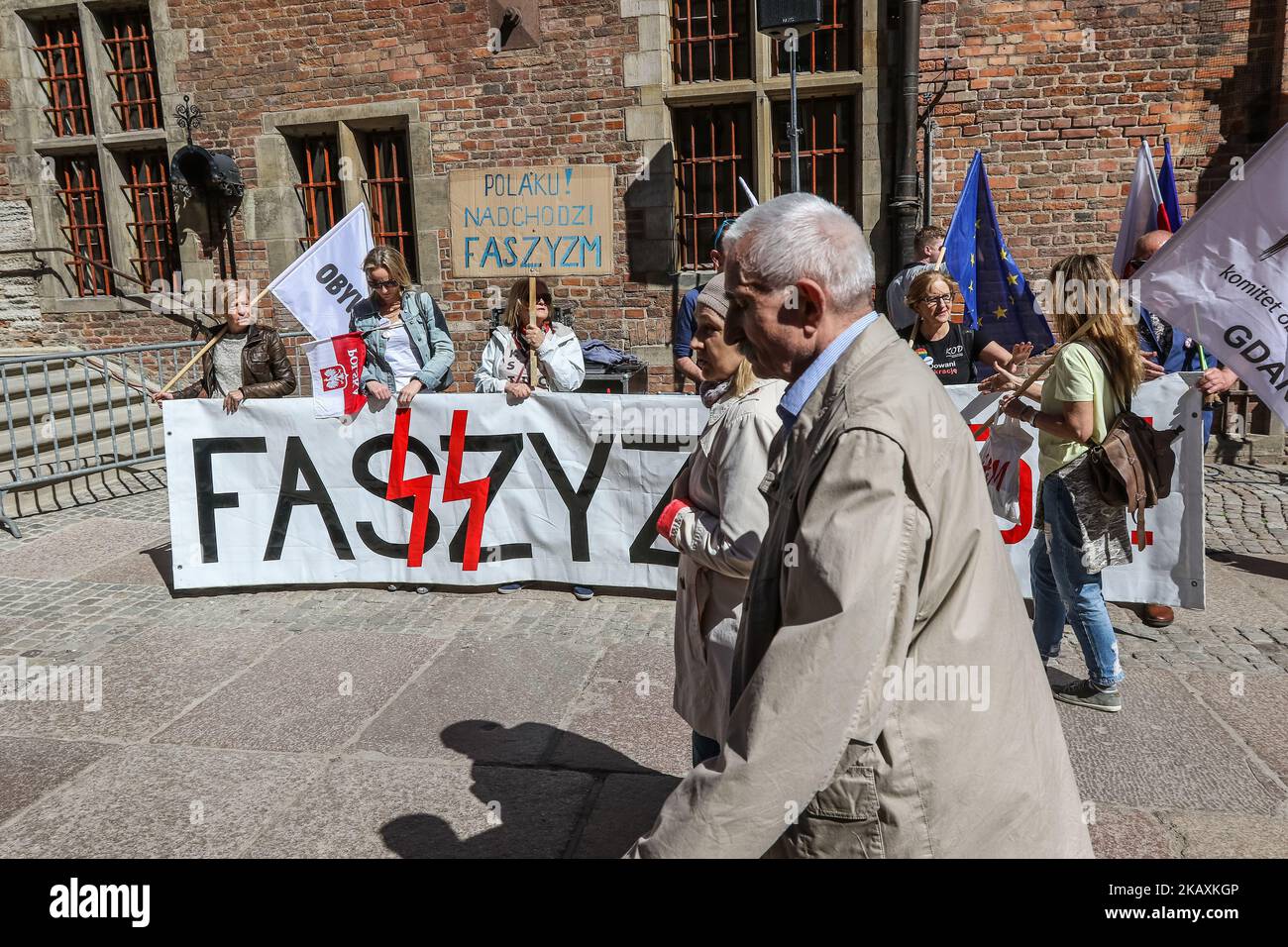 Demonstranten mit dem Motto „Stop Faschism“ werden am 21. April 2018 in Danzig, Polen, gesehen.Hunderte von Menschen versammelten sich vor dem alten Rathaus in Danzig, um gegen die wachsende Welle des Nationalismus in Polen zu protestieren und die rechtsextreme Organisation ONR (National Radical Camp) zu delegieren. (Foto von Michal Fludra/NurPhoto) Stockfoto