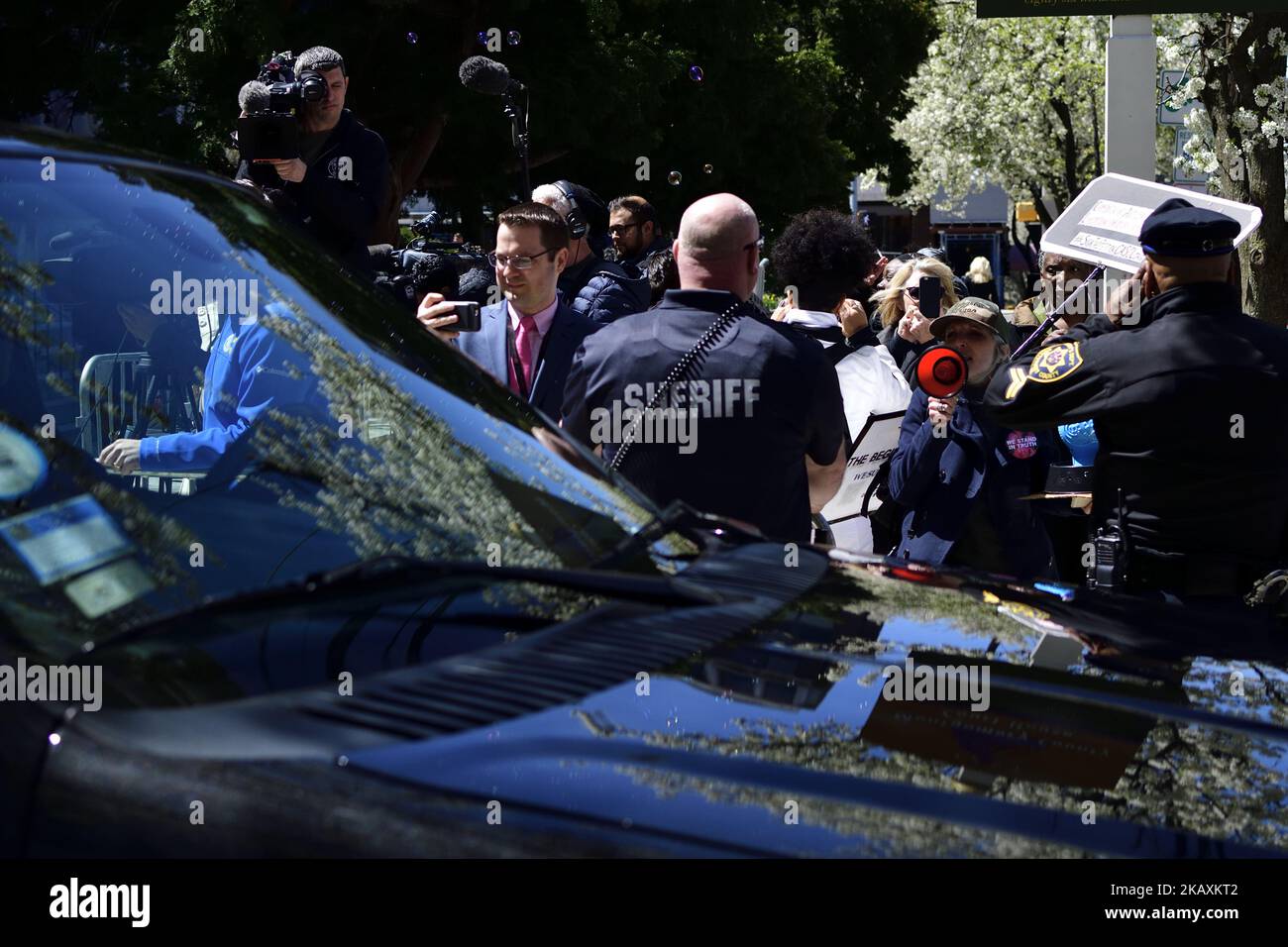 Der Künstler Bird Milliken protestiert, als Bill Cosby am 20. April 2018 das Montgomery County Court House in Norristown, PA, verlässt. (Foto von Bastiaan Slabbers/NurPhoto) Stockfoto