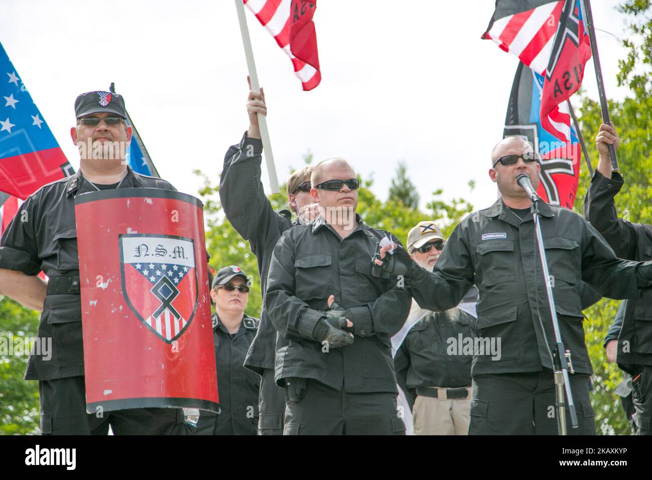 Ein Neonazi hält eine Rede während einer Kundgebung der nationalsozialistischen Bewegung im Greenville Street Park in Newnan, Georgia, USA am 21. April 2018 (Foto: Emily Molli/NurPhoto) Stockfoto