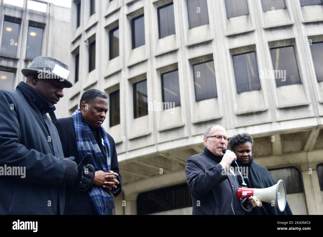 Rev. Mark Tyler und Rev. Greg Holston, Executive Director von Philadelphians, organisierten am April19. August 2018 eine Kundgebung zur Rechenschaftspflicht der Polizei, die von POWER außerhalb des Hauptquartiers der Polizeiabteilung im Zentrum von Philadelphia, PA, veranstaltet wurde, um Zeuge, Macht zu geben und wieder aufzubauen (MACHT). (Foto von Bastiaan Slabbers/NurPhoto) Stockfoto