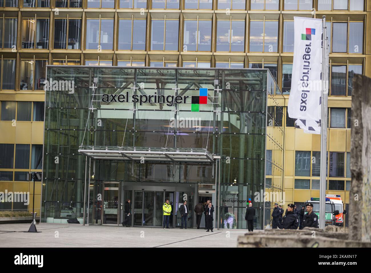 Der Eingang des Hauptquartiers des Alex Springer Verlags ist während einer Demonstration zu sehen, an der Amazon-Arbeiter, Gewerkschaftsmitglieder und linke Aktivitäten unter dem Motto „Make Amazon Pay“ am 24. April 2018 in Berlin teilnahmen. Amazon-Gründer Jeff Bezos wird heute im Axel-Springer-Hauptsitz in Berlin Kreuzberg für sein 'visionäres Unternehmertum' mit dem Axel-Springer-Preis 2018 ausgezeichnet. Die Demonstranten aus verschiedenen Ländern wie Polen und Spanien klagen und protestieren gegen die Ausbeutung von Arbeit und die schlechten Arbeitsbedingungen im Unternehmen. (Foto von Emmanue Stockfoto