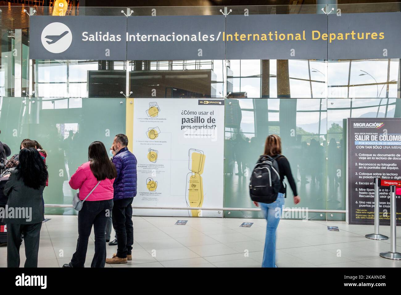 Bogota Kolumbien, El Dorado Internationaler Flughafen Aeropuerto Internacional El Dorado Terminal innen, Mann Männer Frau Frauen weibliches Paar cou Stockfoto