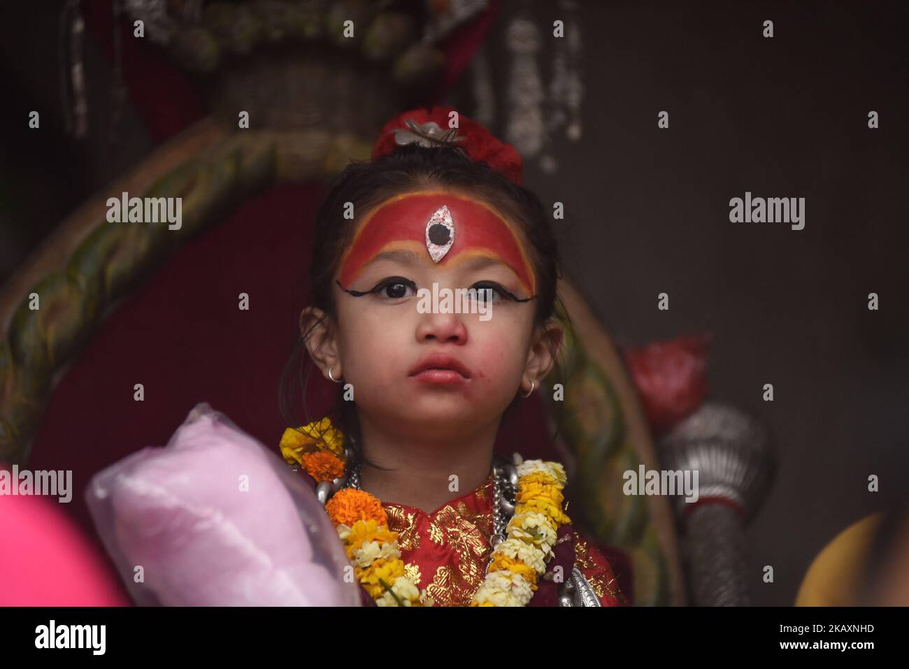 Die 5-jährige lebende Göttin von Patan, Nihira Bajracharya, kommt am Donnerstag, den 26. April 2018, zum Chariot Pulling Festival von Rato Machindranath 'God of Rain' aus Lagankhel. RATO Machindranath wird auch als der "gott des Regens" bezeichnet und sowohl Hindus als auch Buddhisten beten den Machindranath in der Hoffnung auf guten Regen an, um Dürre während der Reisplantage zu verhindern. (Foto von Narayan Maharjan/NurPhoto) Stockfoto