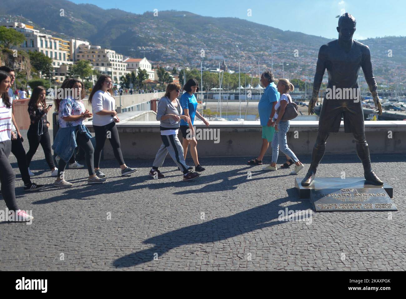 Eine allgemeine Ansicht der Statue von Cristiano Ronaldo vor dem Museum von CR7, das sich an der Küste von Funchal auf der Insel Madeira befindet, wo der portugiesische Fußballstar von 1992 bis 1995 für das Amateurteam Andorinha aufwuchs und spielte. Das Museum ist Ronaldos bisherigen Leistungen und Erfolgen der Nationalmannschaft Real Madrid und Portugal während seiner karriere gewidmet. Am Donnerstag, den 26. April 2018, in Funchal, Madeira, Portugal. (Foto von Artur Widak/NurPhoto) Stockfoto