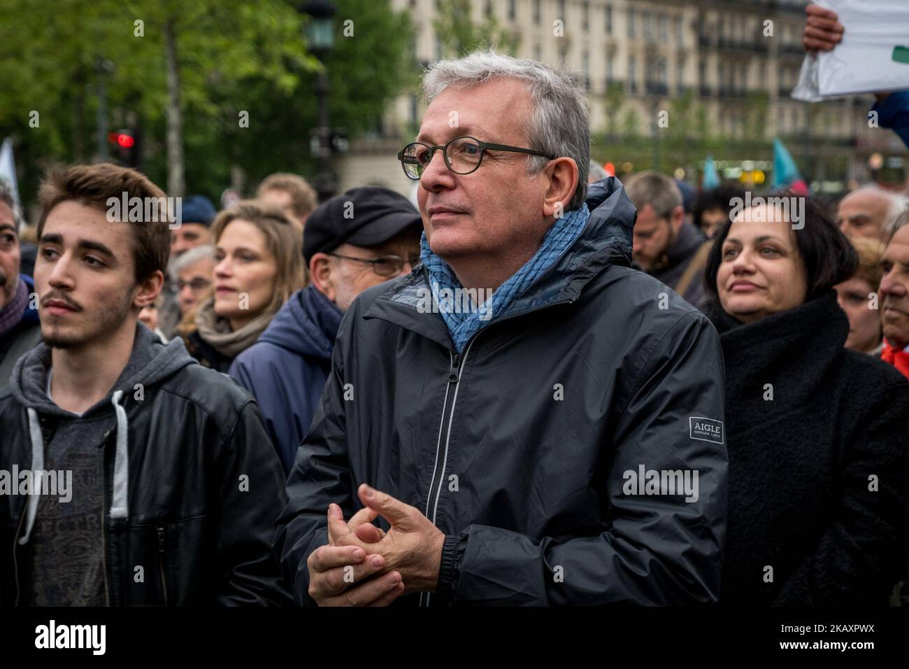 Der Vorsitzende der Kommunistischen Partei Frankreichs, Pierre Laurent, nimmt an einer Kundgebung zur Unterstützung der von linken politischen Parteien und Bewegungen organisierten sozialen Kämpfe am 30. April 2018 in Paris Teil. (Foto von Nicolas Liponne/NurPhoto) Stockfoto