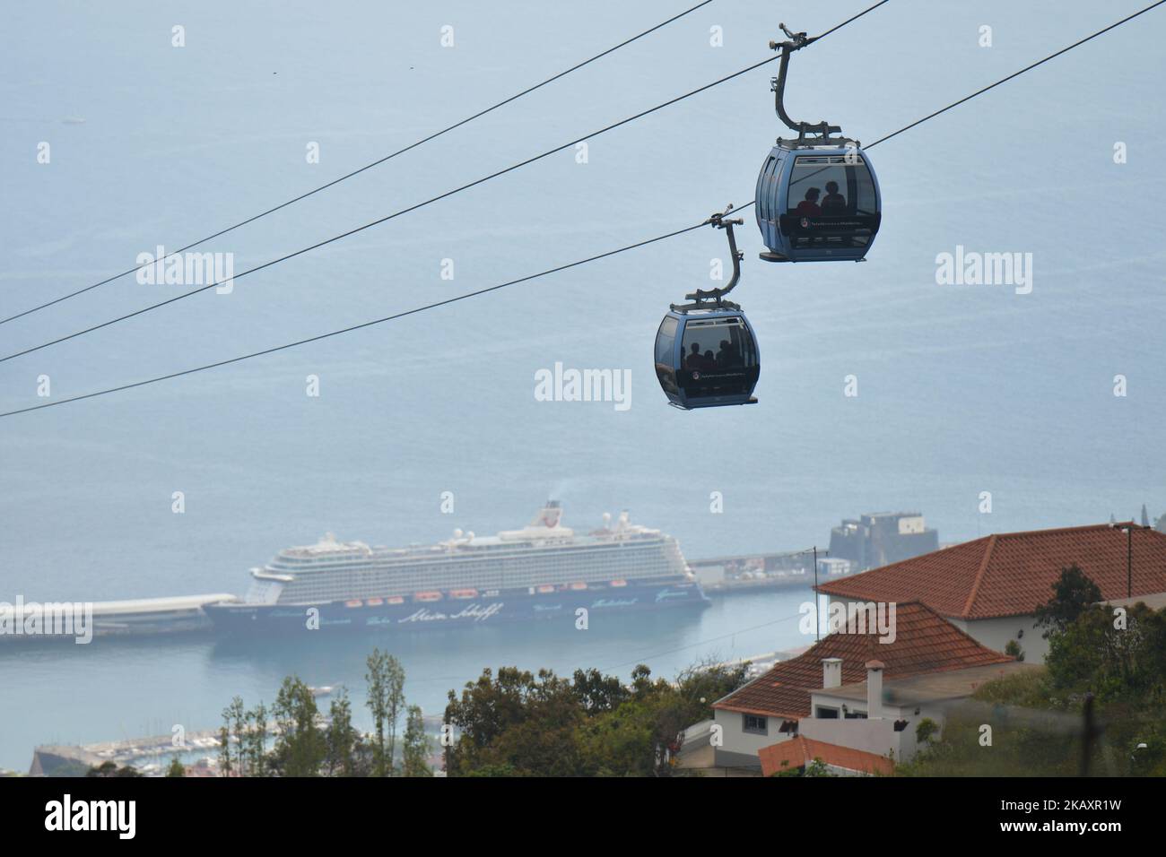 Ein allgemeiner Blick auf die berühmte Seilbahn, die zwischen Funchal und Monte fährt, hoch oben auf den Bergen von Funchal. Am Montag, den 23. April 2018, in Funchal, Madeira, Portugal. (Foto von Artur Widak/NurPhoto) Stockfoto