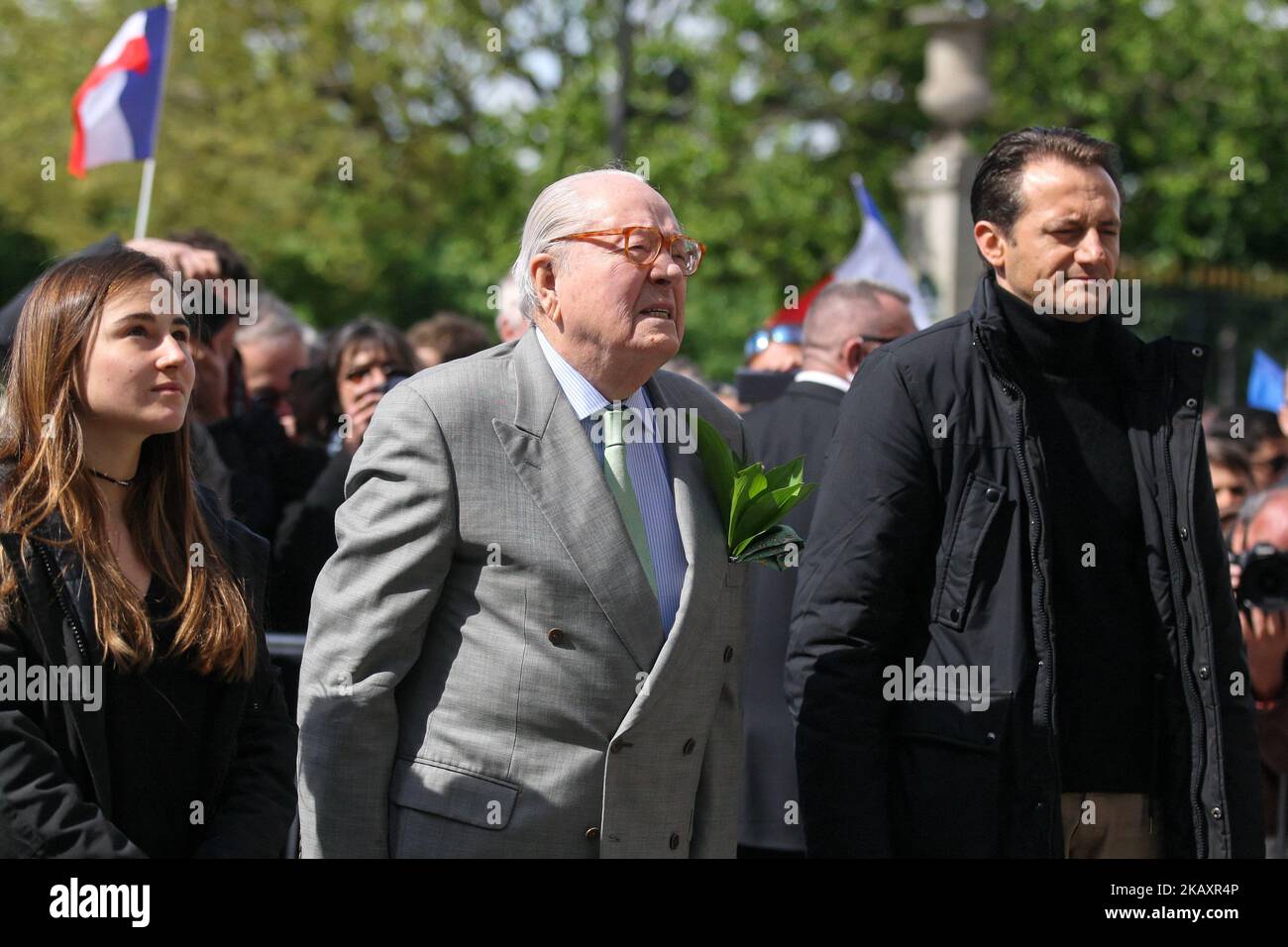 Der rechtsextreme Parteigründer der Front National (FN) und ehemalige Vorsitzende Jean-Marie Le Pen (C) nimmt an der jährlichen Kundgebung zu Ehren von Jeanne d'Arc (Jeanne d'Arc) am Place des Pyramides in Paris am 1. Mai 2018 Teil. Jean-Marie Le Pen, der Mitbegründer der rechtsextremen Front National in Frankreich, der schließlich von seiner Tochter aus der Partei ausgeschlossen wurde, bestätigte, dass er jetzt Mitglied der Allianz für Frieden und Freiheit (APF) war, einer Gruppe von rechtsextremen Parteien in Europa. Die Aktogenarianer hatten sich am 22. März 2018 angeschlossen. (Foto von Michel Stoupak/NurPhoto) Stockfoto