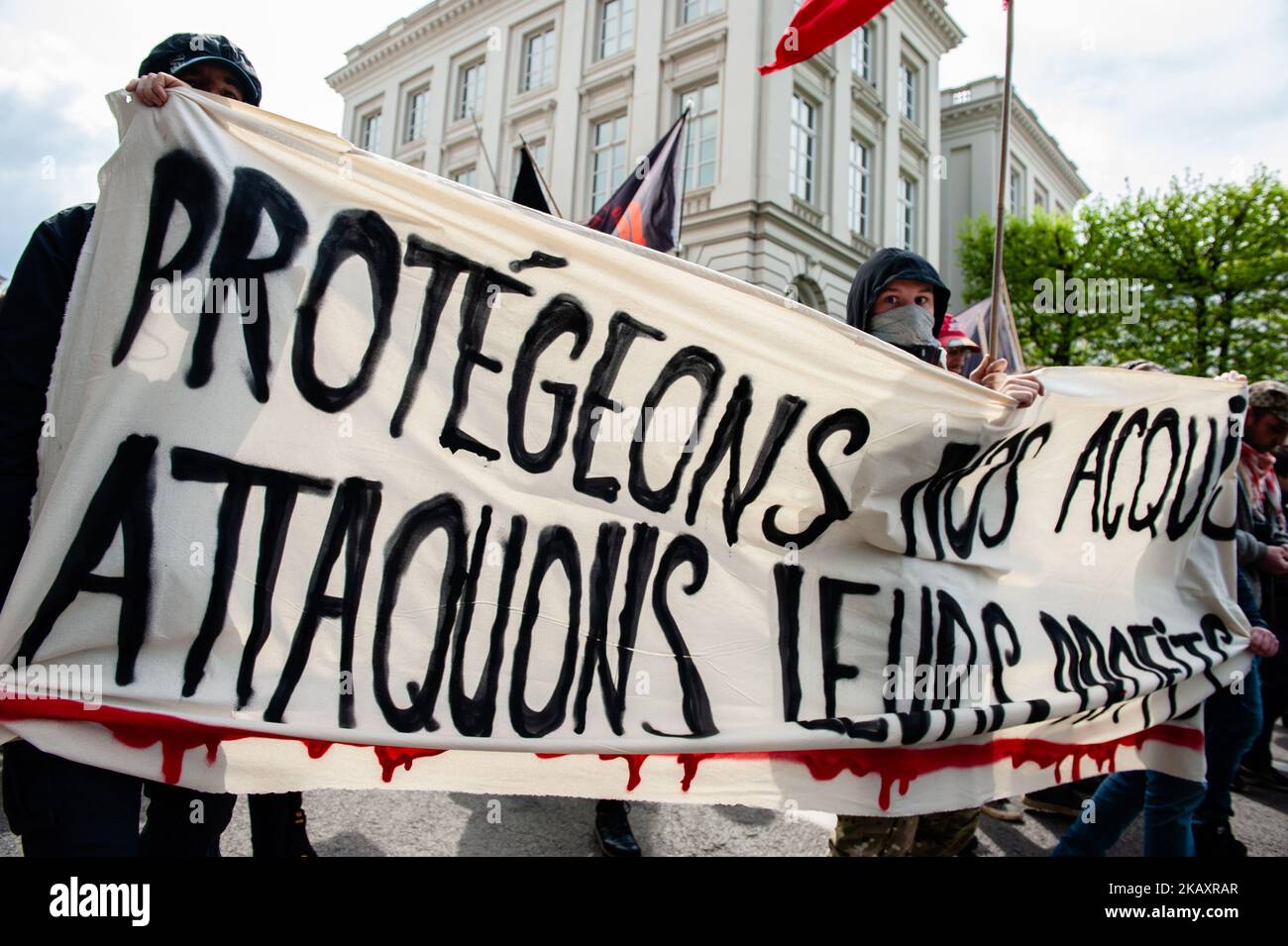 Am 1.. Mai 2018 versammelten sich mehrere Gewerkschafter auf dem Place Poelaert, der näher am Justizpalast in Brüssel, Belgien, liegt. Die Demostration marschierte auf dem Platz Rouppe in Brüssel, um für menschenwürdige Arbeitsbedingungen und ihre Rechte als Arbeitnehmer zu kämpfen. Mit dieser massiven Demonstration wollen tausende Menschen neue Rechte erobern, wie Gehaltserhöhungen, Regularisierung mit oder ohne Papiere, Sexismus und Rassismus stoppen usw. (Foto: Romy Arroyo Fernandez/NurPhoto) Stockfoto