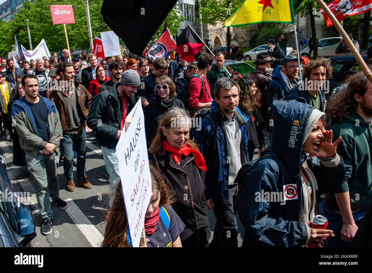 Am 1.. Mai 2018 versammelten sich mehrere Gewerkschafter auf dem Place Poelaert, der näher am Justizpalast in Brüssel, Belgien, liegt. Die Demostration marschierte auf dem Platz Rouppe in Brüssel, um für menschenwürdige Arbeitsbedingungen und ihre Rechte als Arbeitnehmer zu kämpfen. Mit dieser massiven Demonstration wollen tausende Menschen neue Rechte erobern, wie Gehaltserhöhungen, Regularisierung mit oder ohne Papiere, Sexismus und Rassismus stoppen usw. (Foto: Romy Arroyo Fernandez/NurPhoto) Stockfoto