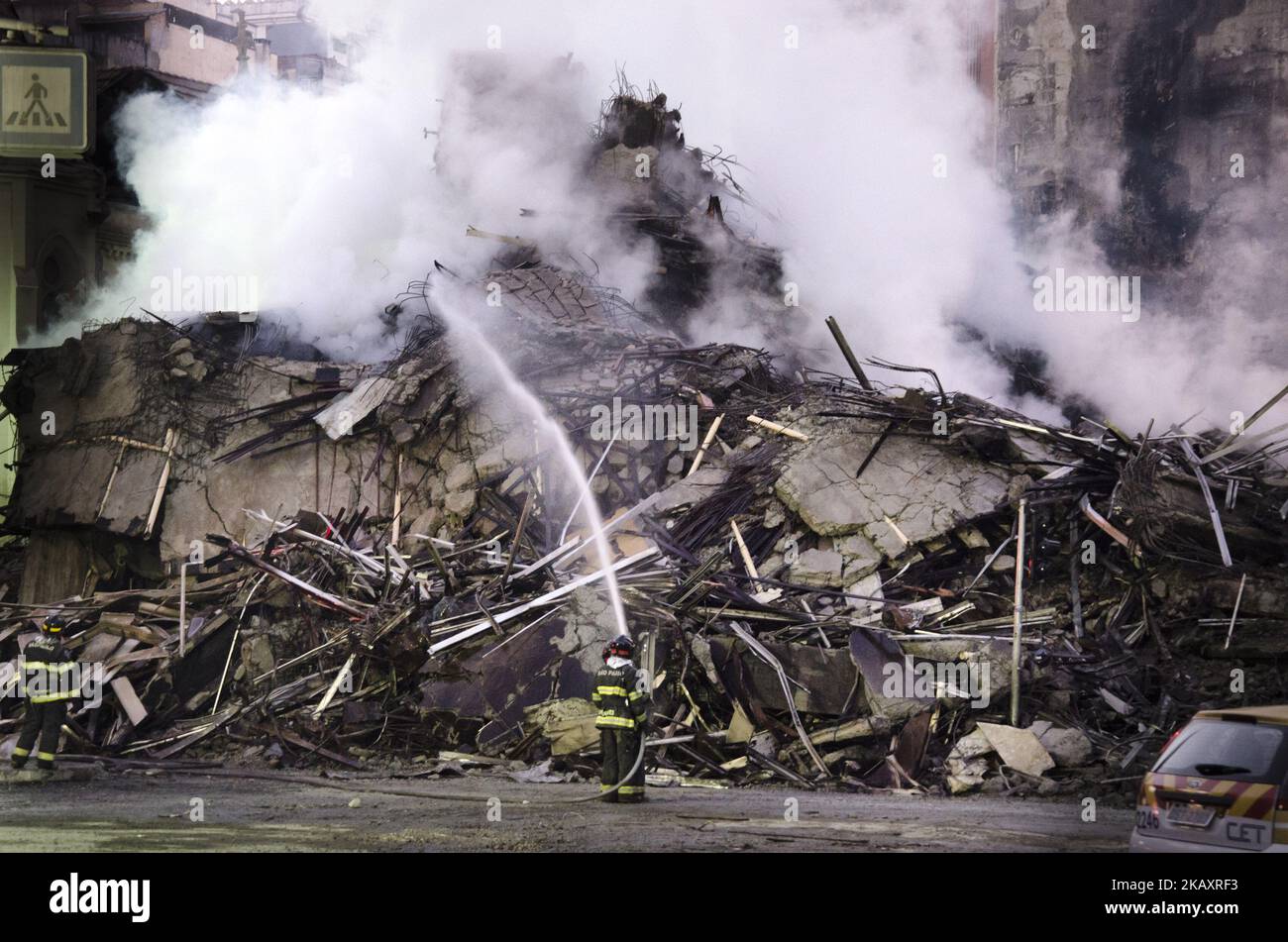Am 2.. Mai 2018 wurden 26 Ladengebäude in Sao Paulo, Brasilien, nach einem Großbrand zusammengetragen und 44 Menschen werden immer noch vermisst. Etwa 24 Stunden nach dem Löschen des Feuers versuchen Feuerwehrleute weiterhin, die Trümmer des Wilton Paes de Almeida-Gebäudes zu kühlen, das am 1.. Mai 2018 in der Innenstadt von Sao Paulo in der Dämmerung zusammenbrach. Nach Angaben von Leutnant André Elias wurden noch keine 44 Personen gefunden und könnten unter den Tonnen von Beton, Stahl und Glas des Gebäudes fehlen, das nach dem Feuer, das es vollständig verzehrte, herunterkam und sich auch auf 2 benachbarte Gebäude ausbreitete. Im Jahr 26 lebten rund 150 Familien Stockfoto