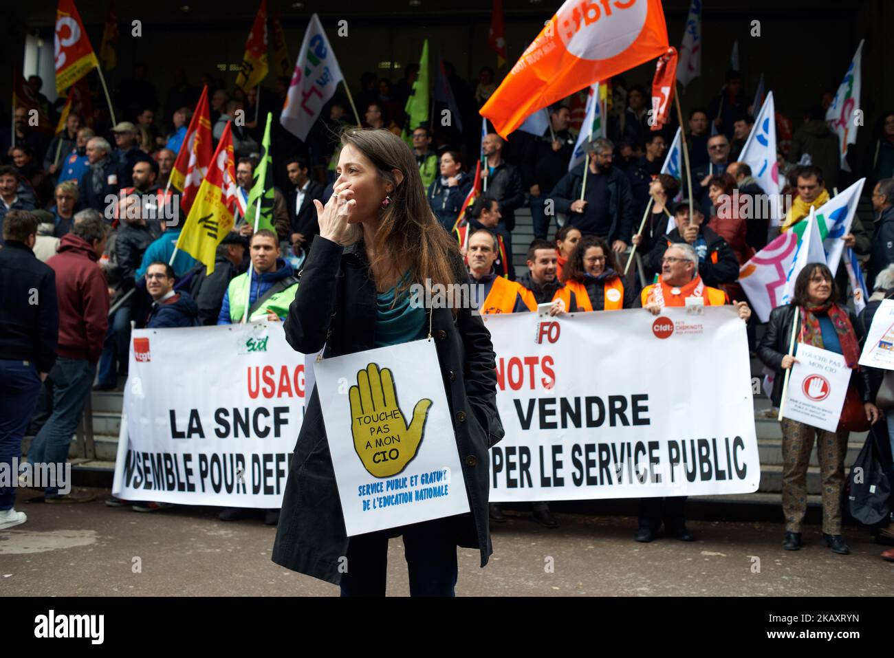 Ein Plakat mit der Aufschrift „Berühre nicht meinen CIO, öffentliche und kostenlose Bildungsdienste“, während Macron ihre Schließung plant. CIO ist das Ancronym für Zentrum für Information und Orientierung. Mehrere streikende Sektoren riefen zu einem Protest und einer Versammlung vor der Préfecture gegen die geplante Evakuierung der Jean-Jaurès-Universität von Toulouse (ehemals Toulouse-Le Mirail) durch die Bereitschaftspolizei auf, da die Universität aus Protest gegen das ERZGESETZ von Studenten besetzt wird. Das ERZ-Gesetz legt eine Auswahl an den Universitäten fest. Toulouse. Frankreich. Mai 3. 2018. (Foto von Alain Pitton/NurPhoto) Stockfoto