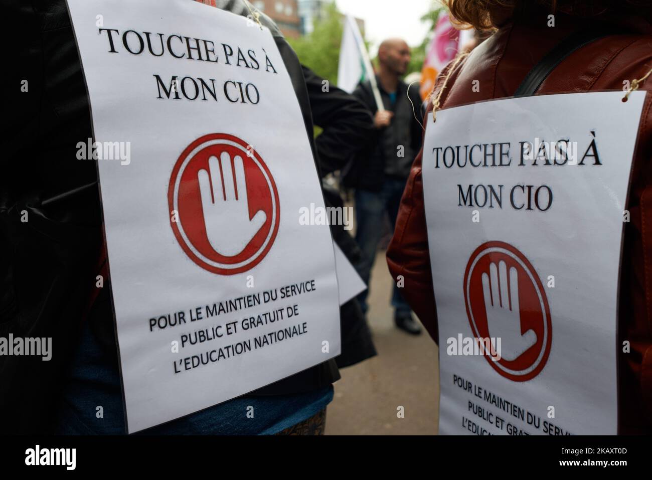 Plakate mit der Aufschrift „Berühre nicht meinen CIO, öffentliche und kostenlose Bildungsdienste“, während Macron ihre Schließung plant. CIO ist das Ancronym für Zentrum für Information und Orientierung. Mehrere streikende Sektoren riefen zu einem Protest und einer Versammlung vor der Préfecture gegen die geplante Evakuierung der Jean-Jaurès-Universität von Toulouse (ehemals Toulouse-Le Mirail) durch die Bereitschaftspolizei auf, da die Universität aus Protest gegen das ERZGESETZ von Studenten besetzt wird. Das ERZ-Gesetz legt eine Auswahl an den Universitäten fest. Toulouse. Frankreich. Mai 3. 2018. (Foto von Alain Pitton/NurPhoto) Stockfoto