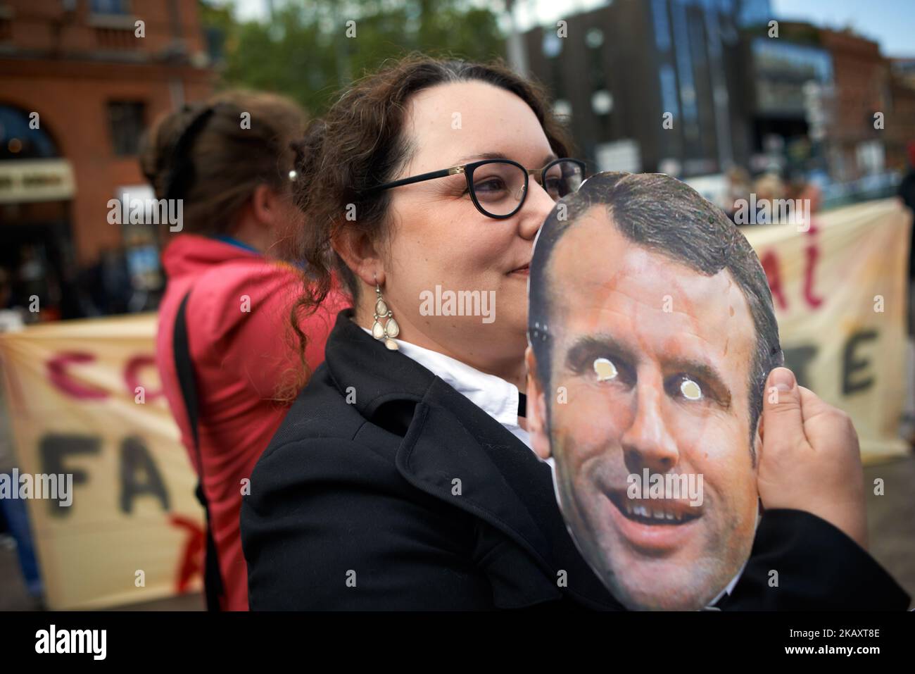 Eine Frau zeigt eine Maske mit E. Macron. In Vorbereitung auf die große Versammlung am 5.. Mai, die unter anderem in Paris und Toulouse unter dem Namen „Namenstag für Macron“ (d. h. „fête à Macron“) stattfand, versammelten sich Menschen vor einer Metrostation von Toulouse namens „Jean Jaurès“, um sie in einer „vorher“-Veranstaltung in „Emmanuel Macron“ umzubenennen. Sie hatten eine Kleiderordnung, die wie reiche Leute aussähnte. Toulouse. Frankreich. Mai 2. 2018. (Foto von Alain Pitton/NurPhoto) Stockfoto