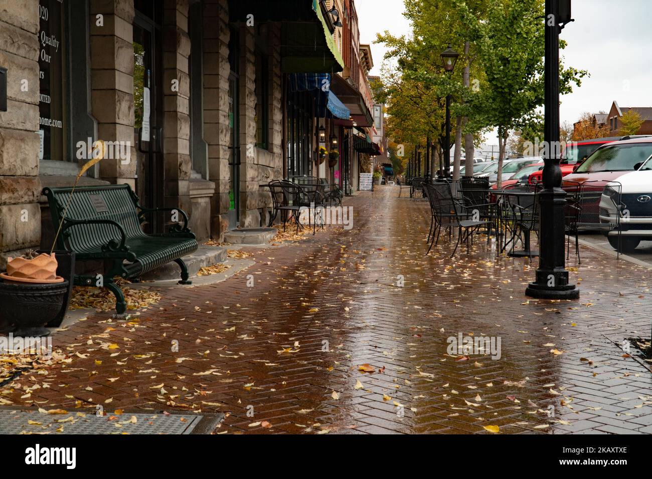 Ein Blick auf die Straße von Beaver Falls, PA an einem regnerischen Herbsttag während des Tages Stockfoto