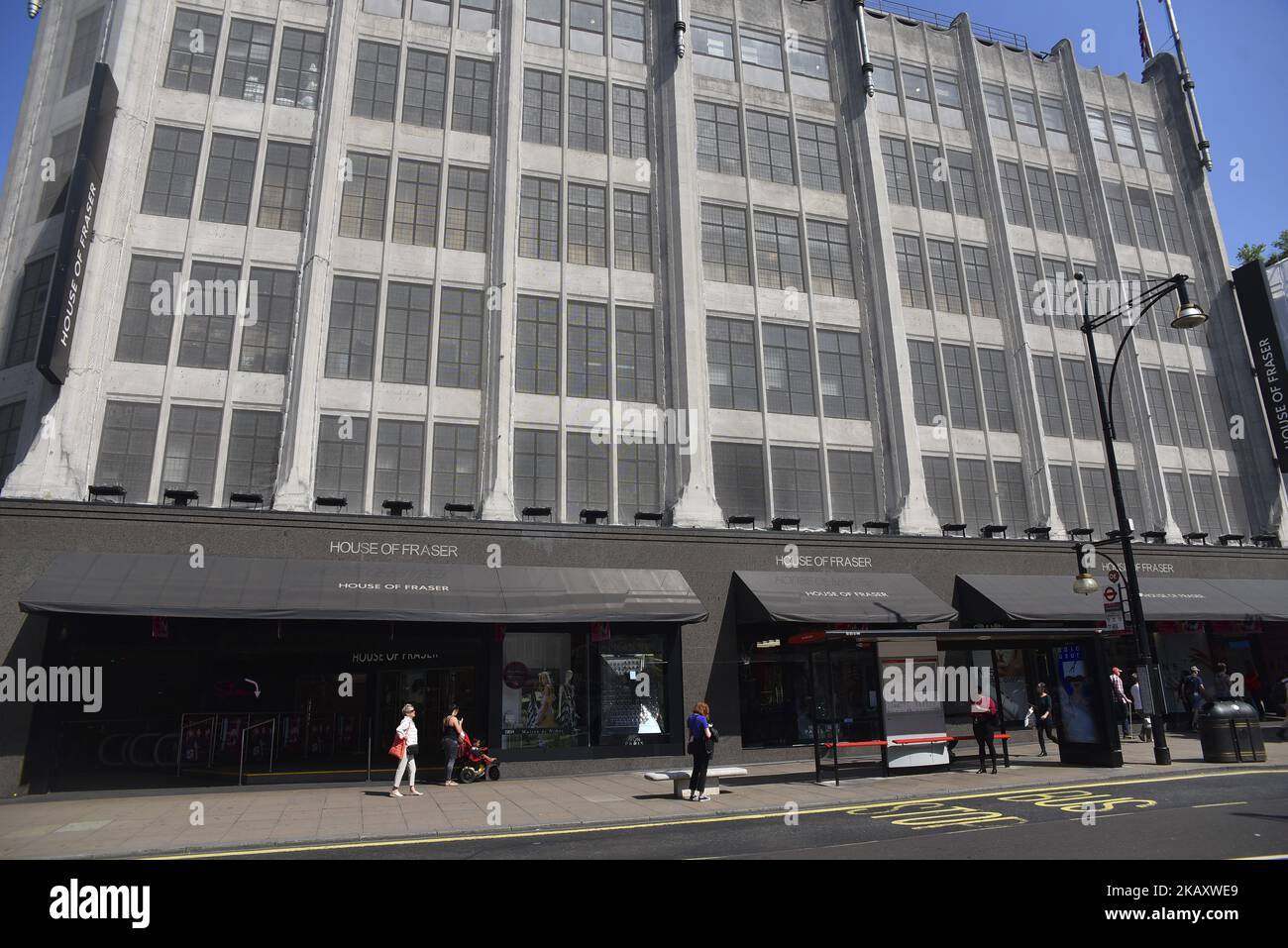 Das House of Fraser Store ist am 8. Mai 2018 in der Oxford Street, London, abgebildet. Mike Ashley's Sports Direct hat rechtliche Schritte gegen House of Fraser eingeleitet, nachdem das Unternehmen im Rahmen eines Rettungsplans die Geschäfte schließen sollte. Die Sportkette hält eine 11,1%-Beteiligung an House of Fraser, das letzte Woche eine umfassende Umstrukturierung angekündigt hat. Der Verkauf ist an die Bedingung geknüpft, dass House of Fraser einige seiner 59 Filialen schließt, was im Rahmen einer so genannten freiwilligen Vereinbarung des Unternehmens erfolgen wird. Die genaue Anzahl der Schließungen wurde nicht bekannt gegeben. (Foto von Alberto Pezzali/NurPhoto) Stockfoto
