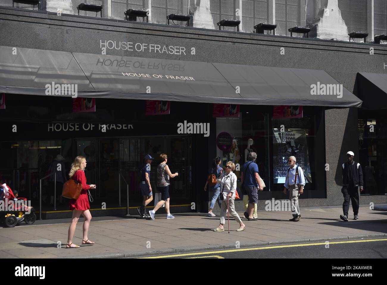Das House of Fraser Store ist am 8. Mai 2018 in der Oxford Street, London, abgebildet. Mike Ashley's Sports Direct hat rechtliche Schritte gegen House of Fraser eingeleitet, nachdem das Unternehmen im Rahmen eines Rettungsplans die Geschäfte schließen sollte. Die Sportkette hält eine 11,1%-Beteiligung an House of Fraser, das letzte Woche eine umfassende Umstrukturierung angekündigt hat. Der Verkauf ist an die Bedingung geknüpft, dass House of Fraser einige seiner 59 Filialen schließt, was im Rahmen einer so genannten freiwilligen Vereinbarung des Unternehmens erfolgen wird. Die genaue Anzahl der Schließungen wurde nicht bekannt gegeben. (Foto von Alberto Pezzali/NurPhoto) Stockfoto
