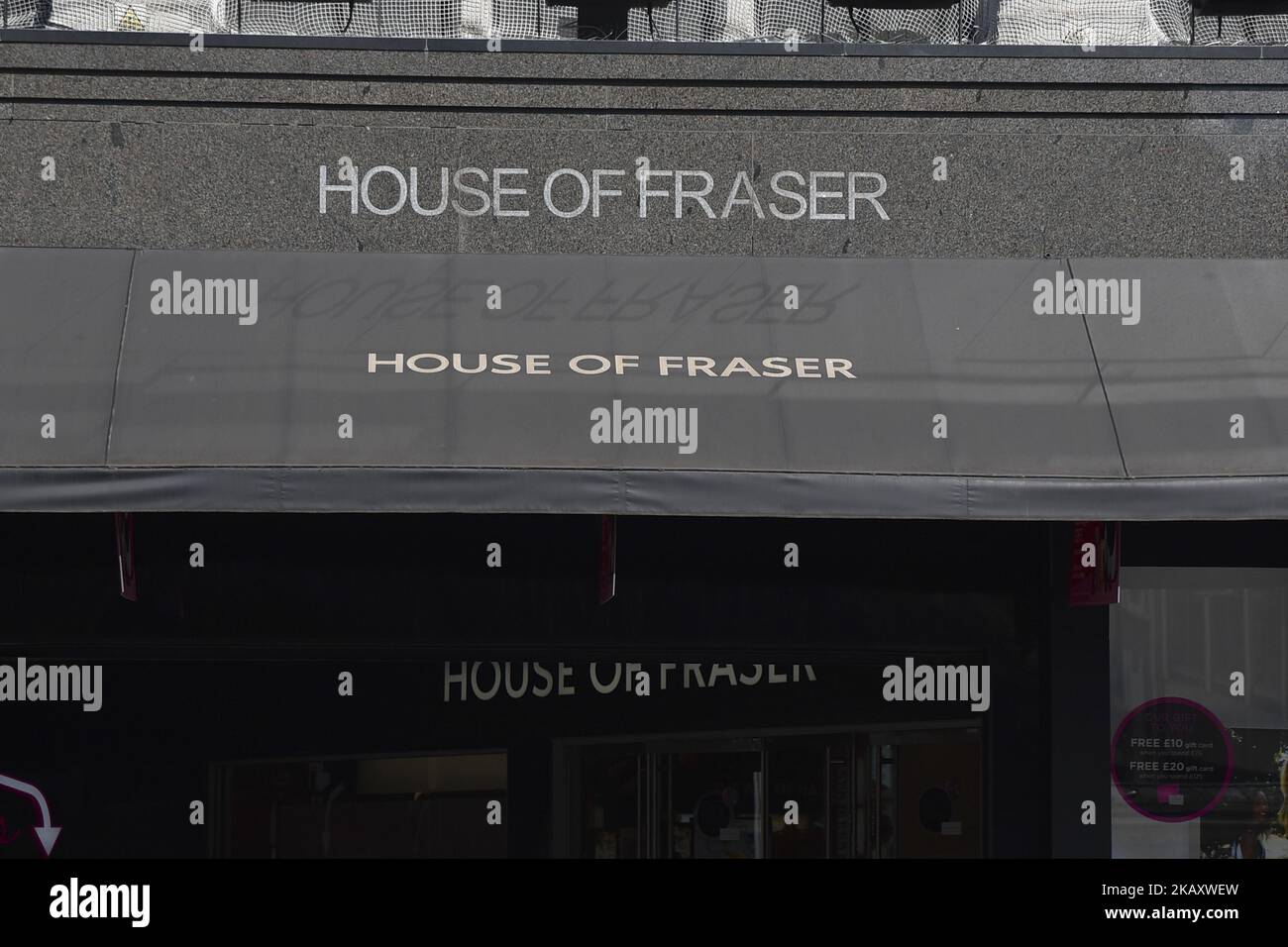 Das House of Fraser Store ist am 8. Mai 2018 in der Oxford Street, London, abgebildet. Mike Ashley's Sports Direct hat rechtliche Schritte gegen House of Fraser eingeleitet, nachdem das Unternehmen im Rahmen eines Rettungsplans die Geschäfte schließen sollte. Die Sportkette hält eine 11,1%-Beteiligung an House of Fraser, das letzte Woche eine umfassende Umstrukturierung angekündigt hat. Der Verkauf ist an die Bedingung geknüpft, dass House of Fraser einige seiner 59 Filialen schließt, was im Rahmen einer so genannten freiwilligen Vereinbarung des Unternehmens erfolgen wird. Die genaue Anzahl der Schließungen wurde nicht bekannt gegeben. (Foto von Alberto Pezzali/NurPhoto) Stockfoto