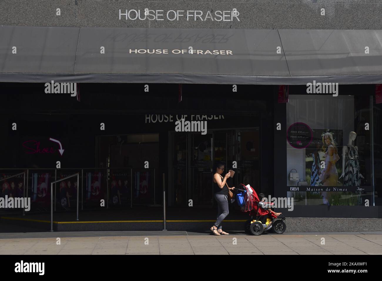 Das House of Fraser Store ist am 8. Mai 2018 in der Oxford Street, London, abgebildet. Mike Ashley's Sports Direct hat rechtliche Schritte gegen House of Fraser eingeleitet, nachdem das Unternehmen im Rahmen eines Rettungsplans die Geschäfte schließen sollte. Die Sportkette hält eine 11,1%-Beteiligung an House of Fraser, das letzte Woche eine umfassende Umstrukturierung angekündigt hat. Der Verkauf ist an die Bedingung geknüpft, dass House of Fraser einige seiner 59 Filialen schließt, was im Rahmen einer so genannten freiwilligen Vereinbarung des Unternehmens erfolgen wird. Die genaue Anzahl der Schließungen wurde nicht bekannt gegeben. (Foto von Alberto Pezzali/NurPhoto) Stockfoto